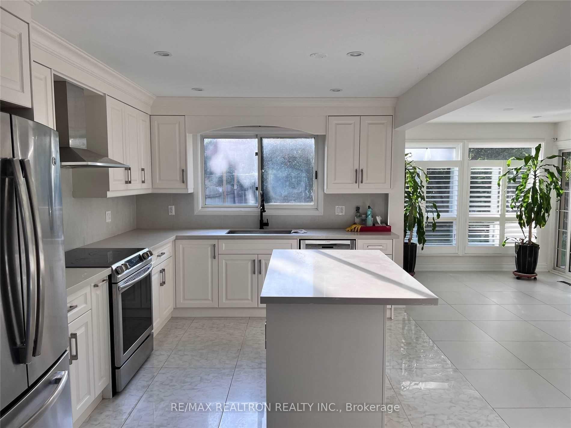 Photo 4 of 53 Fenwick Crescent, Markham, Unionville — HOMEH
