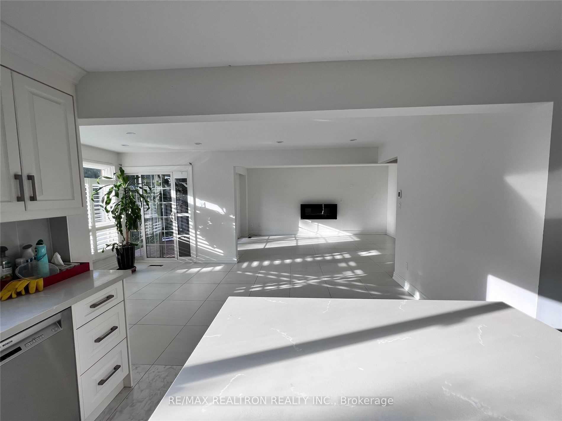 Photo 5 of 53 Fenwick Crescent, Markham, Unionville — HOMEH