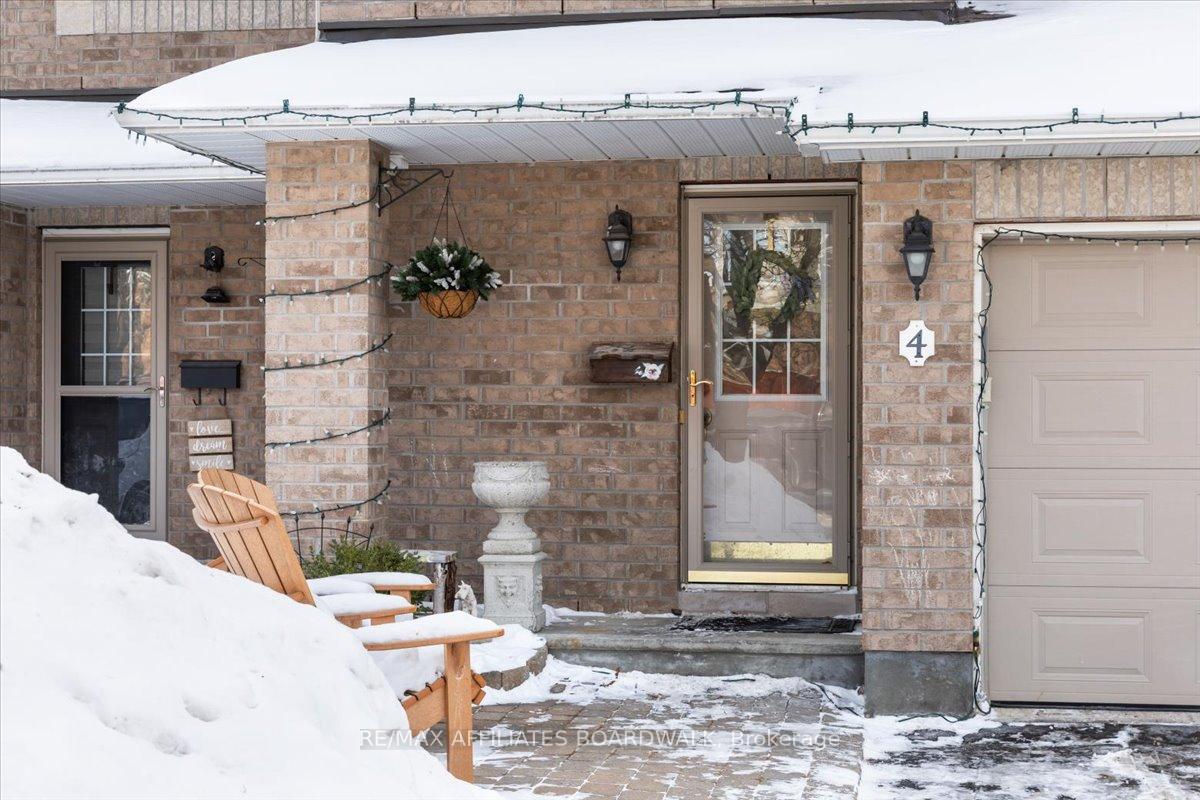 Photo 3 of 4 Landover Crescent, Ottawa, Kanata - Emerald Meadows/Trailwest — HOMEH