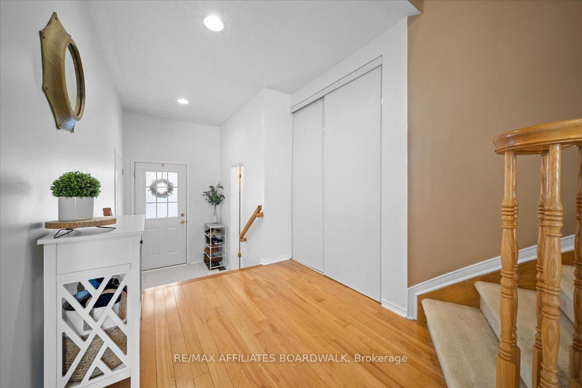 Photo 4 of 4 Landover Crescent, Ottawa, Kanata - Emerald Meadows/Trailwest — HOMEH