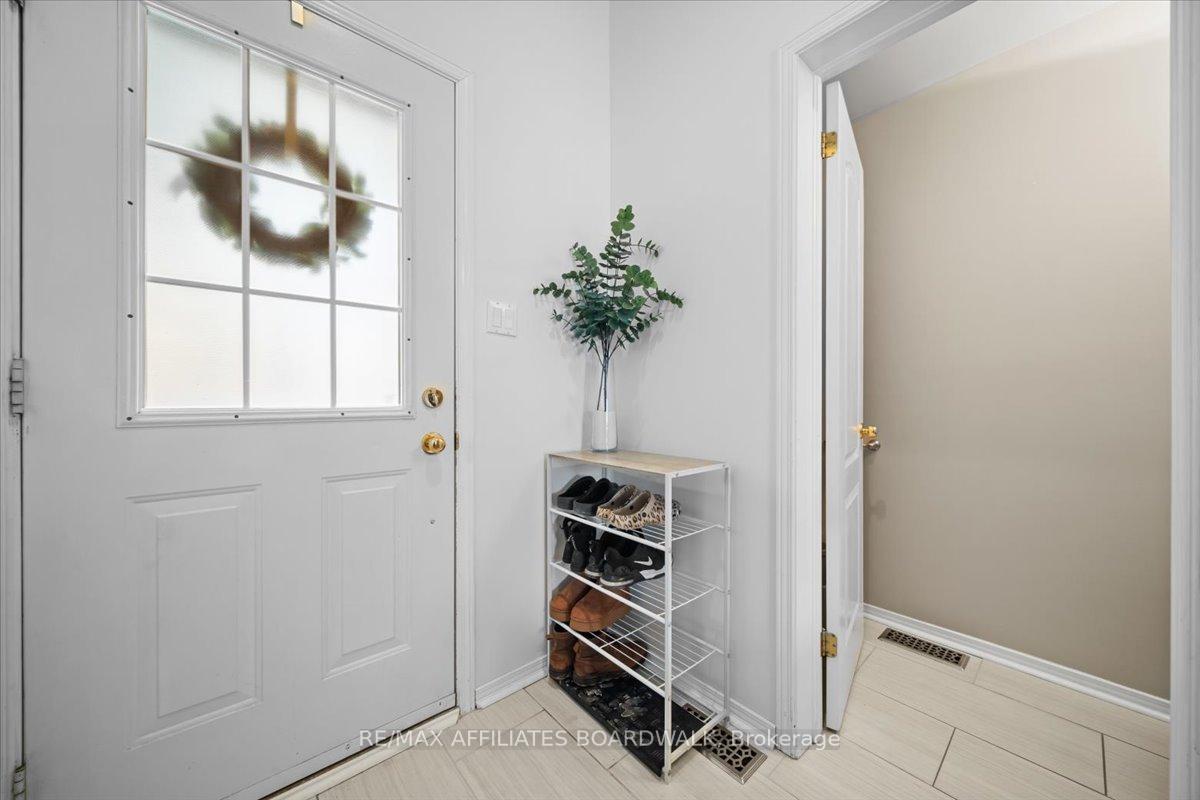 Photo 5 of 4 Landover Crescent, Ottawa, Kanata - Emerald Meadows/Trailwest — HOMEH