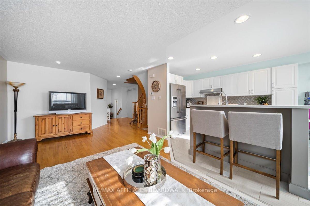 Photo 11 of 4 Landover Crescent, Ottawa, Kanata - Emerald Meadows/Trailwest — HOMEH