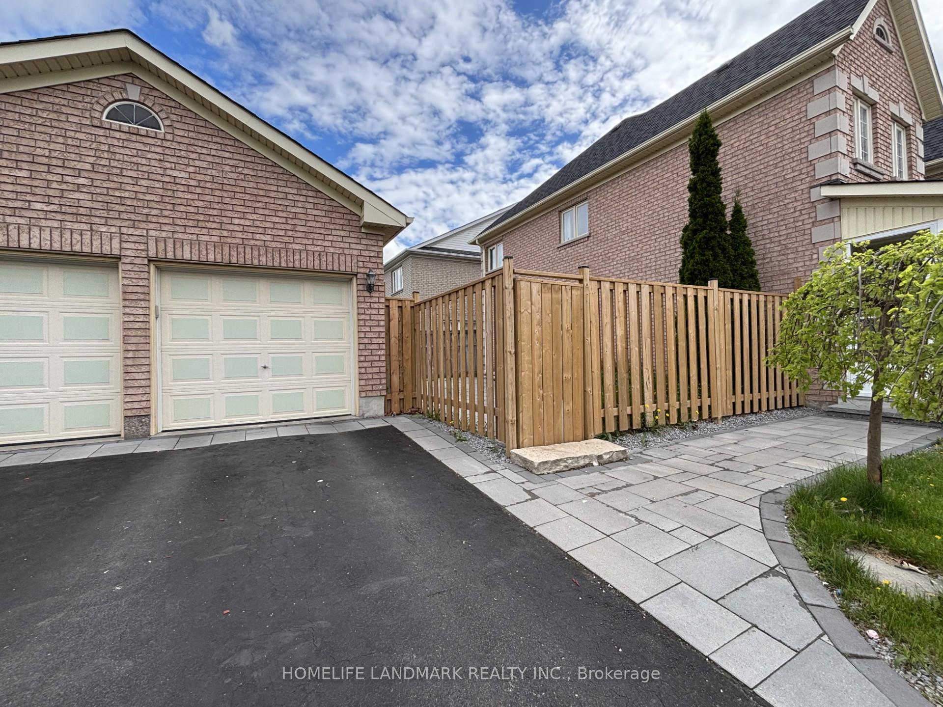 Photo 2 of 1 Hillwood Street, Markham, Berczy — HOMEH