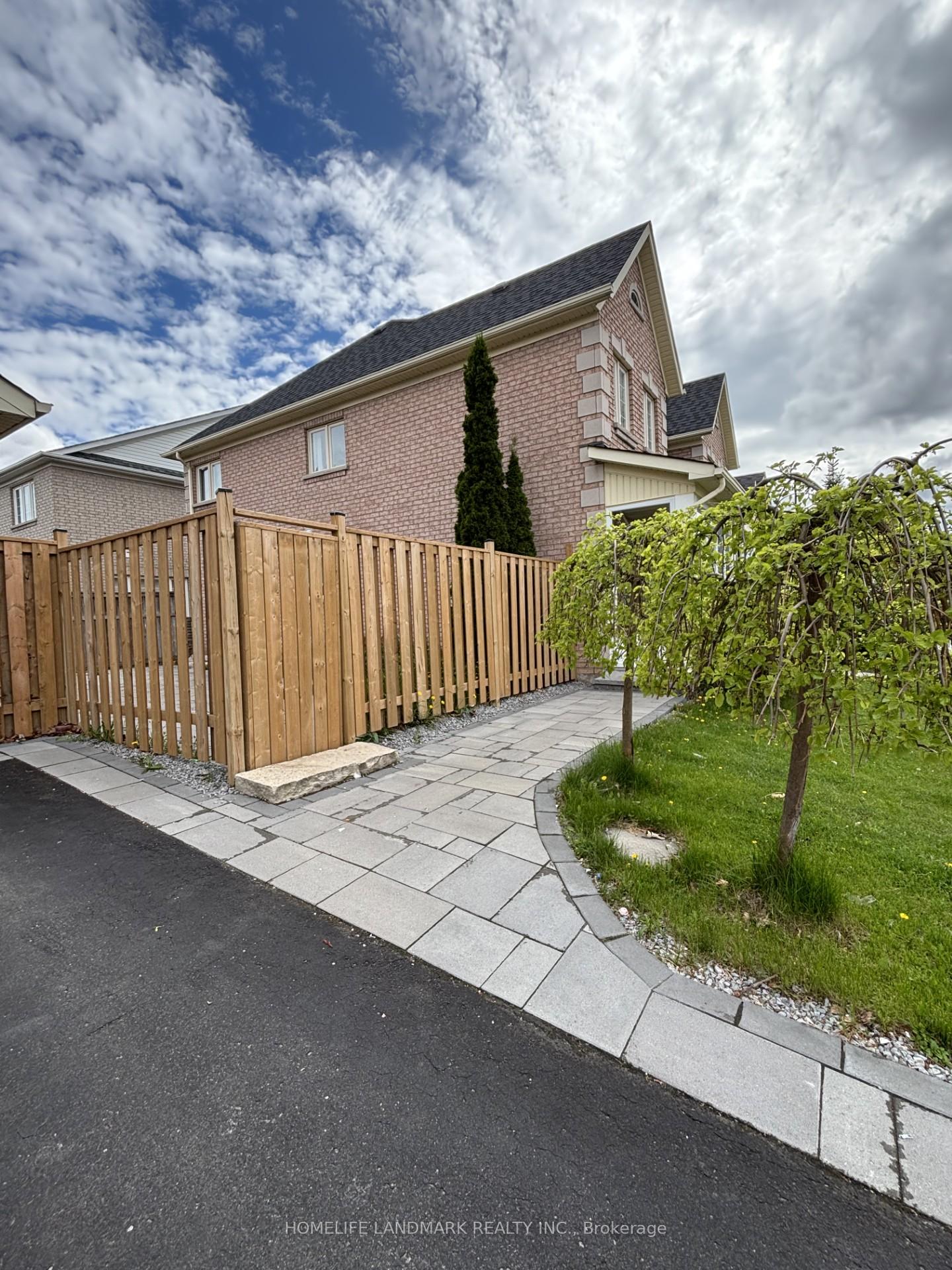 Photo 3 of 1 Hillwood Street, Markham, Berczy — HOMEH