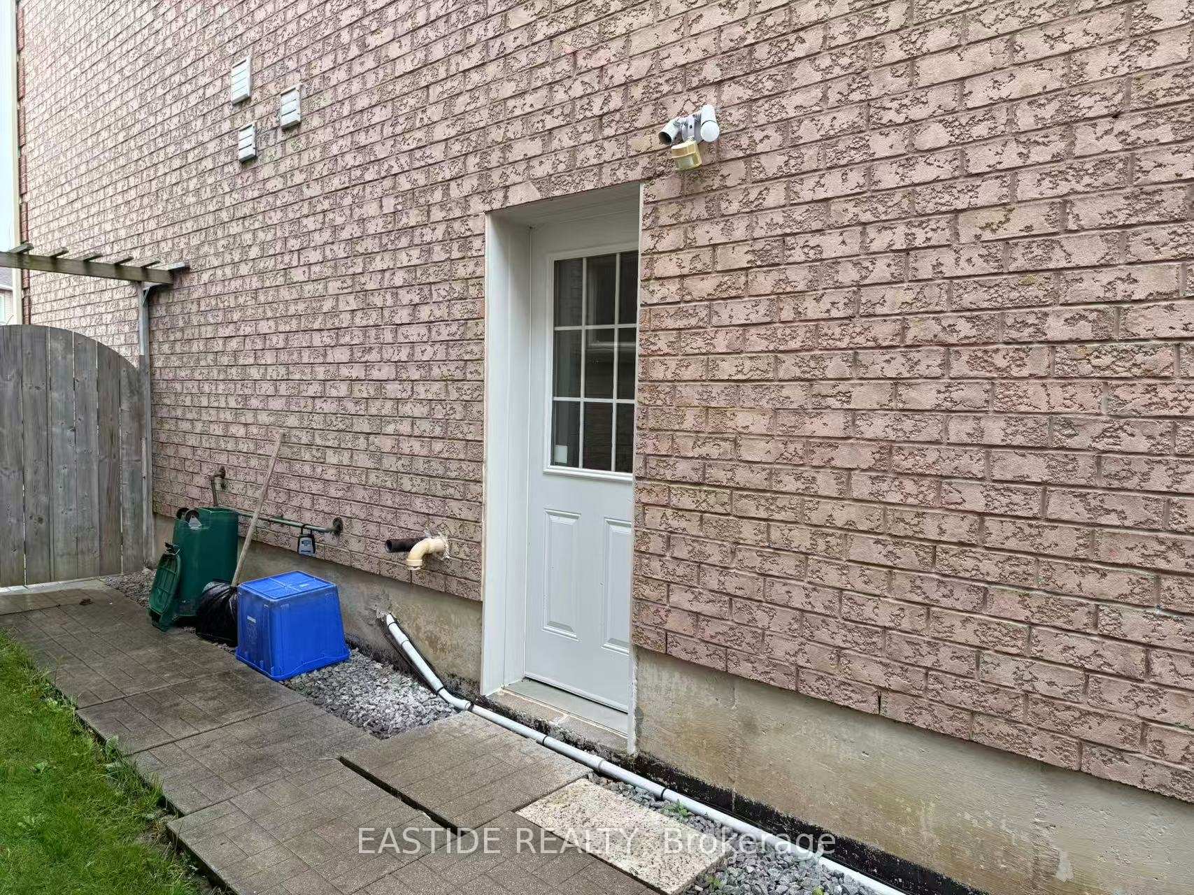 Photo 2 of Unit Basement apartment, 29 Quantum Street, Markham, Middlefield — HOMEH