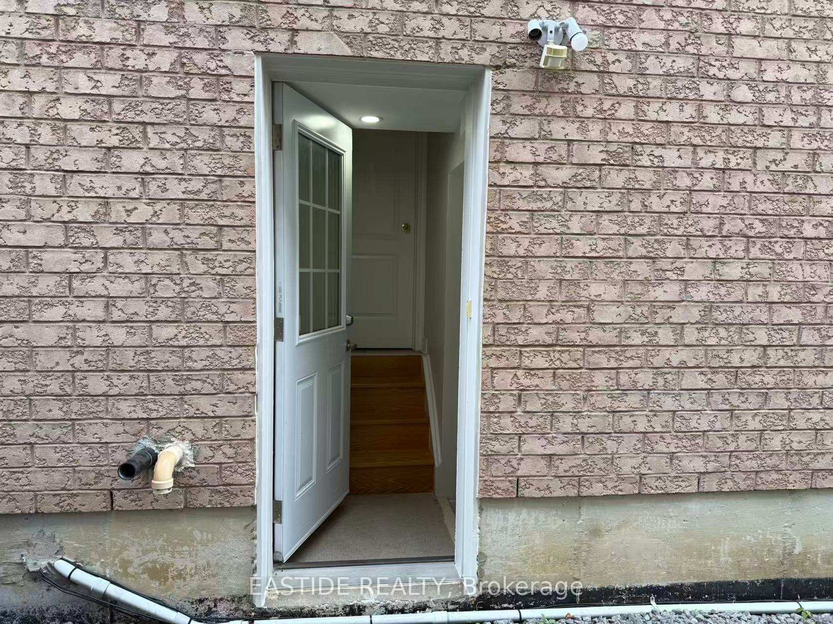 Photo 3 of Unit Basement apartment, 29 Quantum Street, Markham, Middlefield — HOMEH