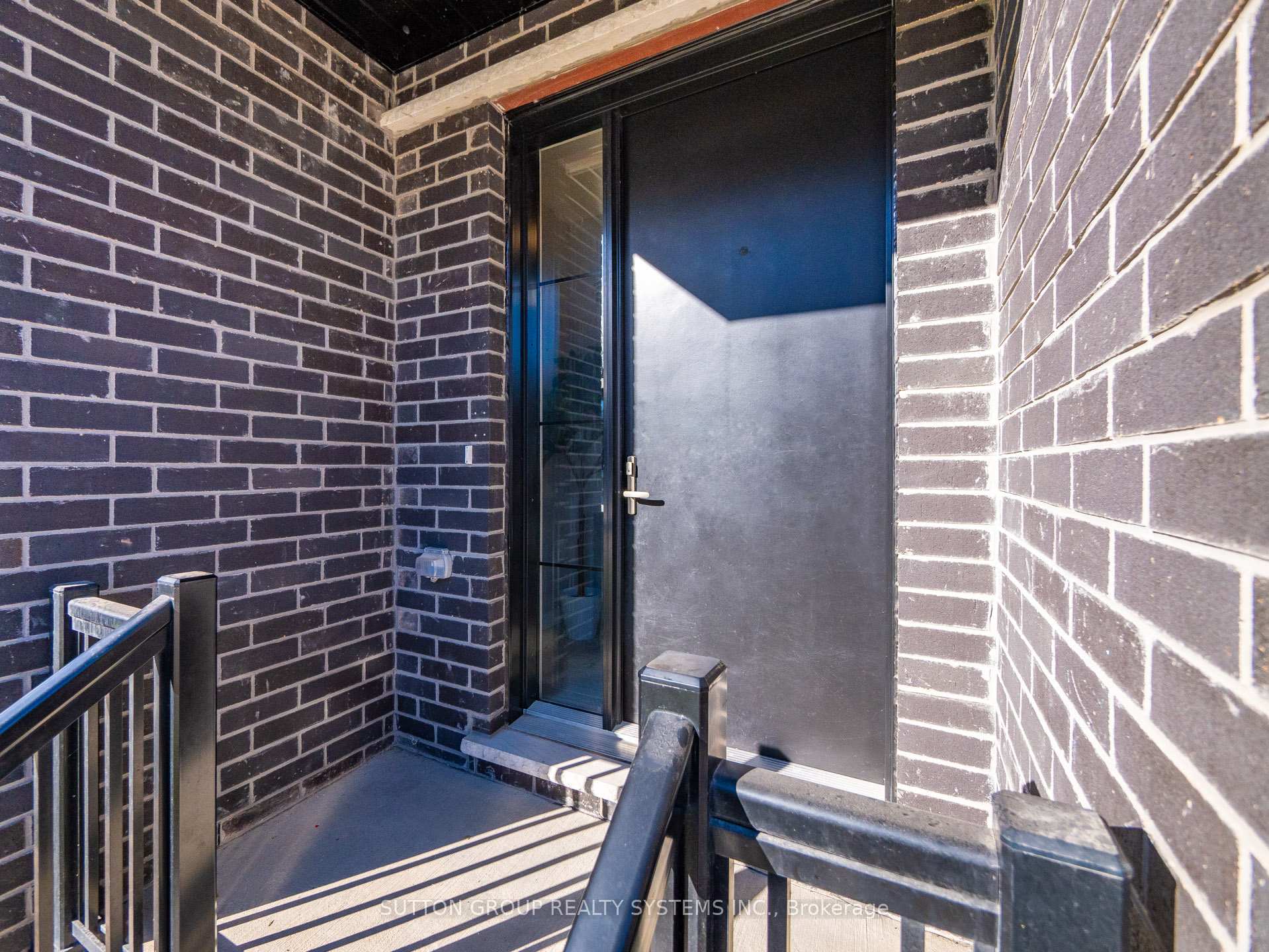 Photo 2 of 913 Robert Ferrie Drive, Kitchener — HOMEH