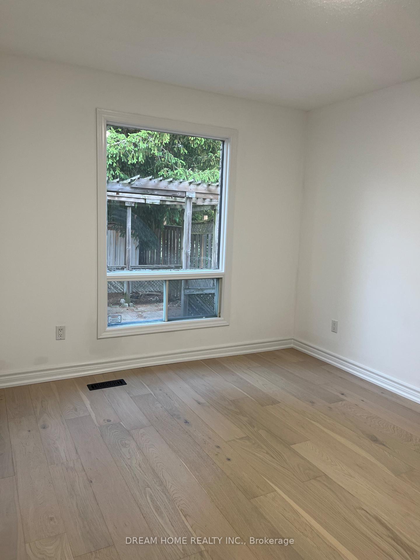Photo 3 of 128 Larksmere Court, Markham, Milliken Mills West — HOMEH