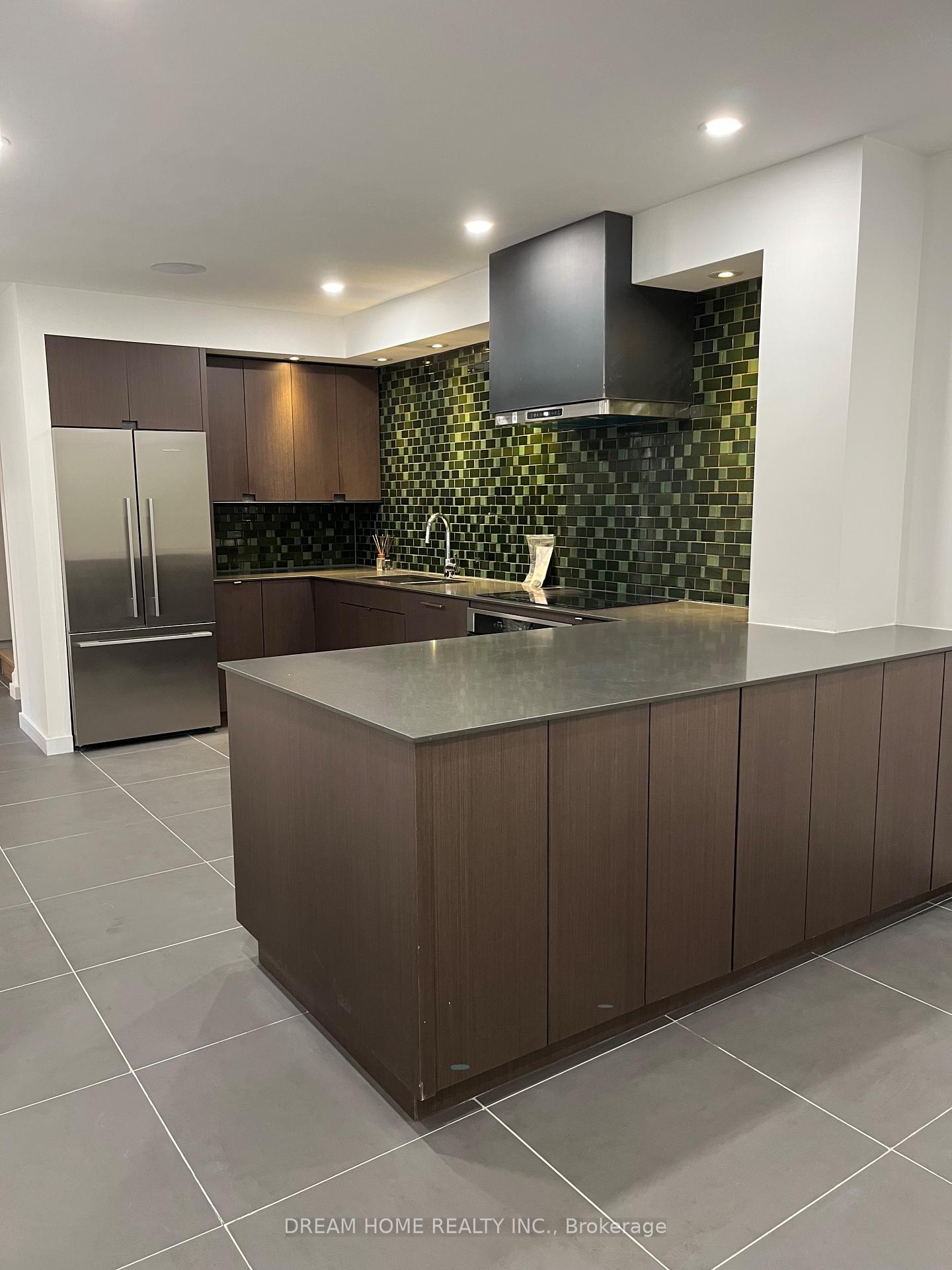 Photo 4 of 128 Larksmere Court, Markham, Milliken Mills West — HOMEH