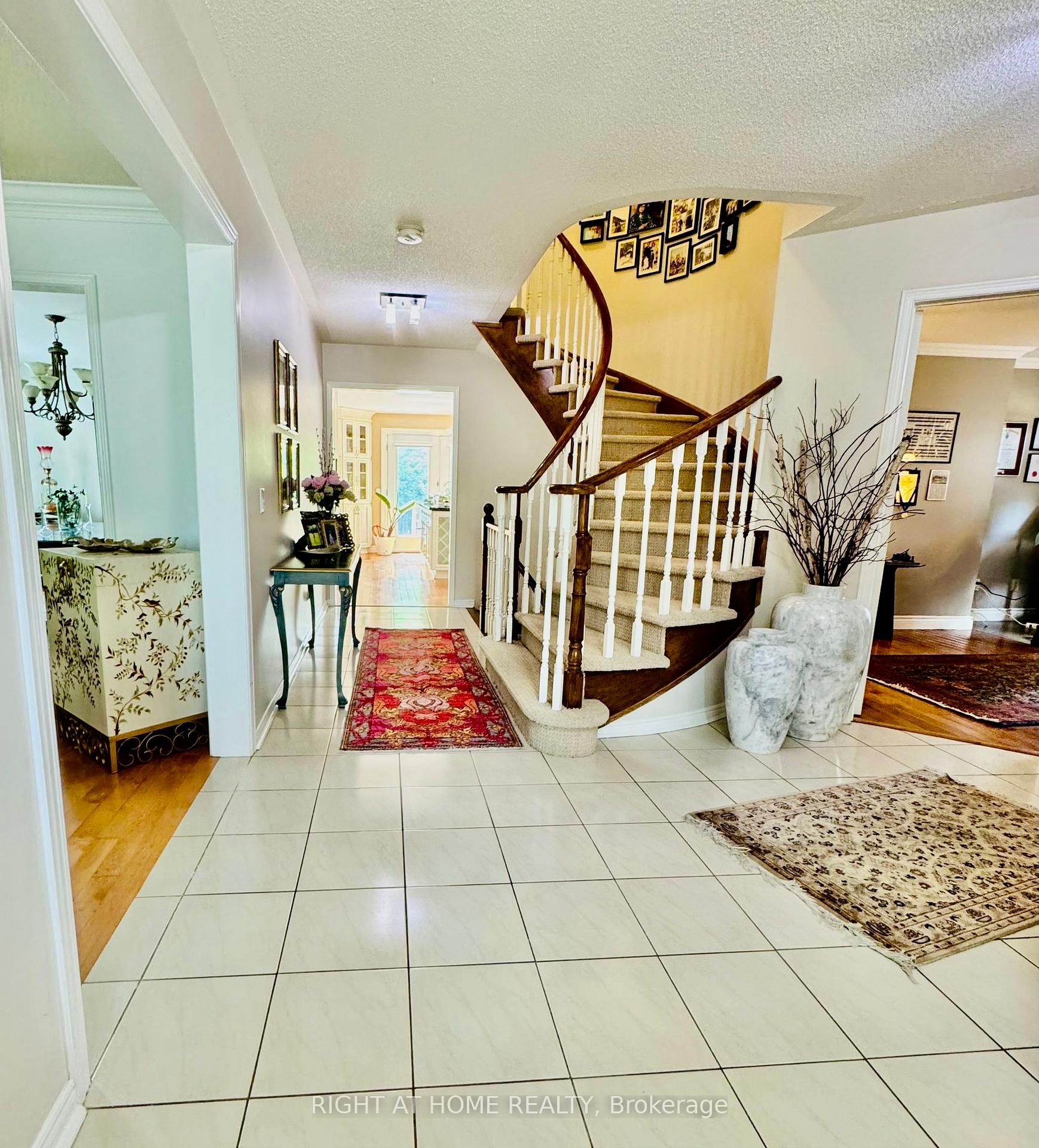 Photo 3 of 23 Lismer Court, Markham, Unionville — HOMEH