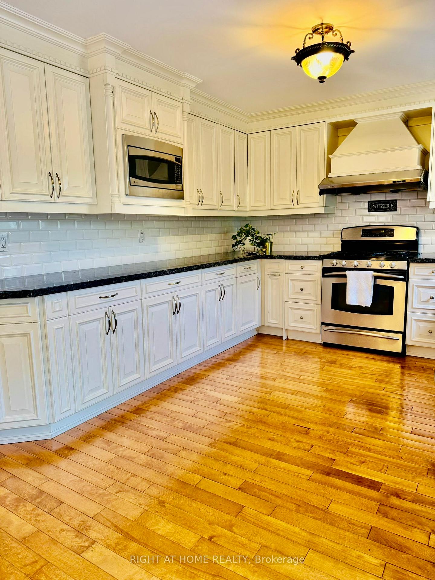 Photo 17 of 23 Lismer Court, Markham, Unionville — HOMEH