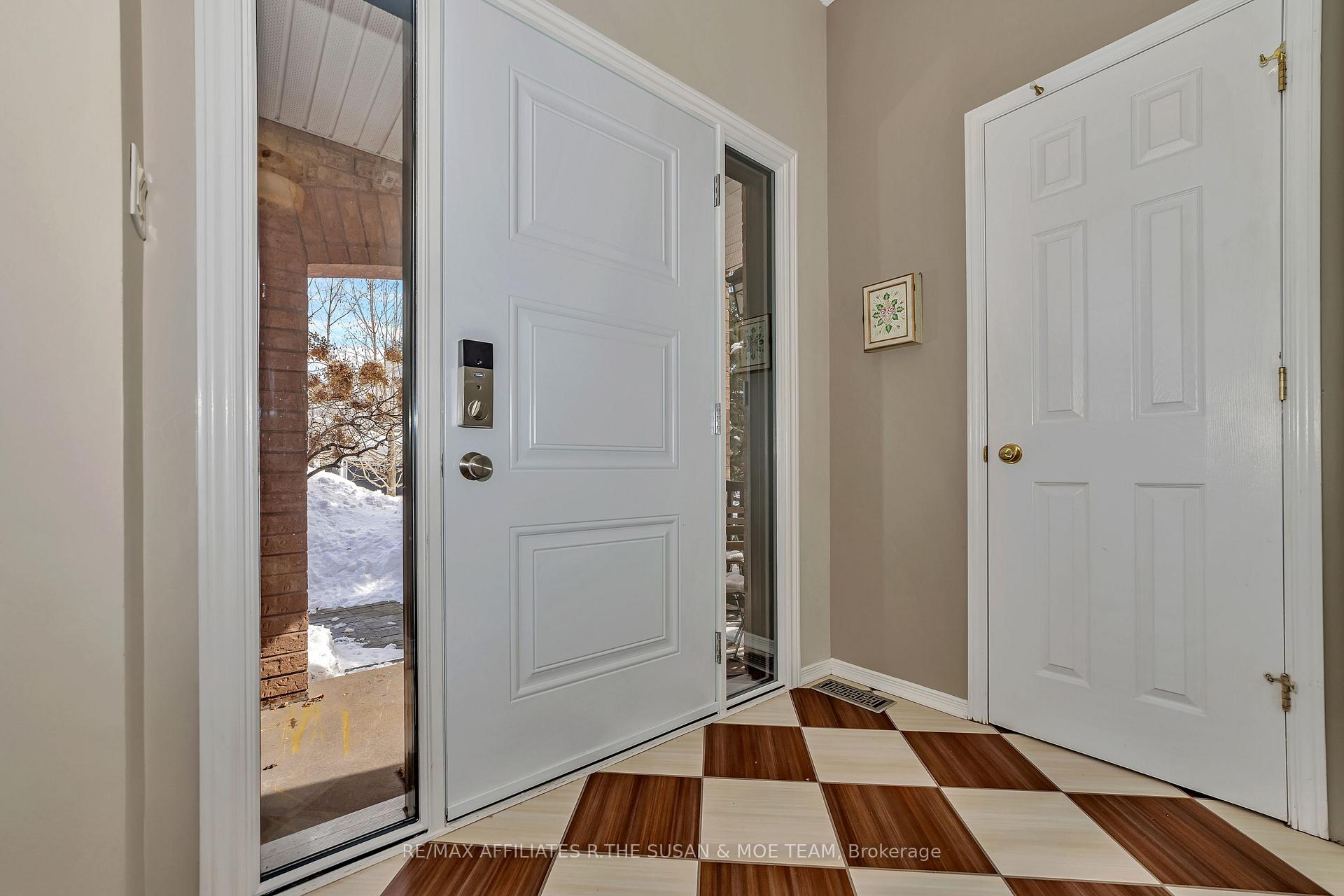 Photo 5 of 28 Hemlo Crescent, Ottawa, Kanata - Kanata Lakes/Heritage Hills — HOMEH