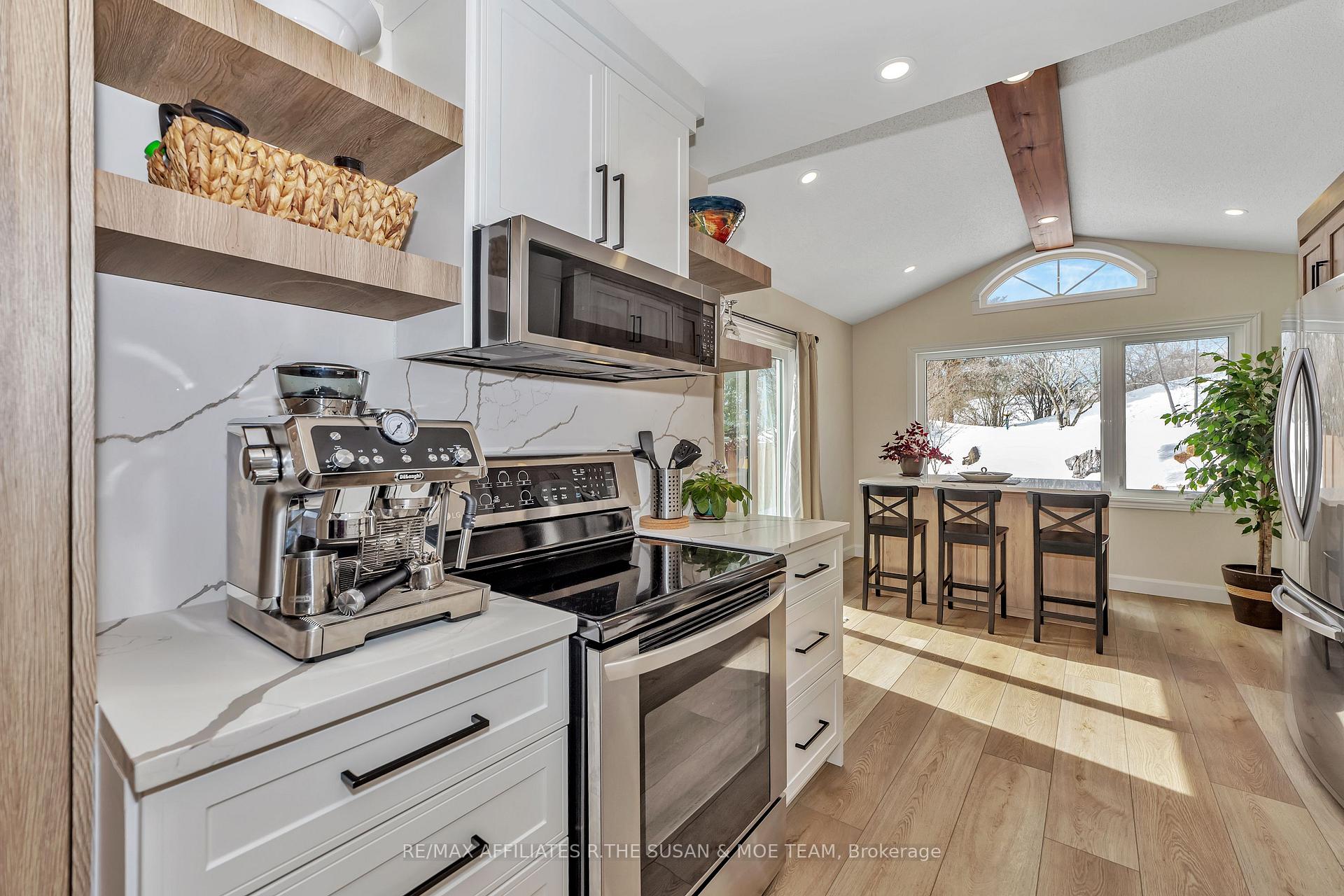 Photo 11 of 28 Hemlo Crescent, Ottawa, Kanata - Kanata Lakes/Heritage Hills — HOMEH