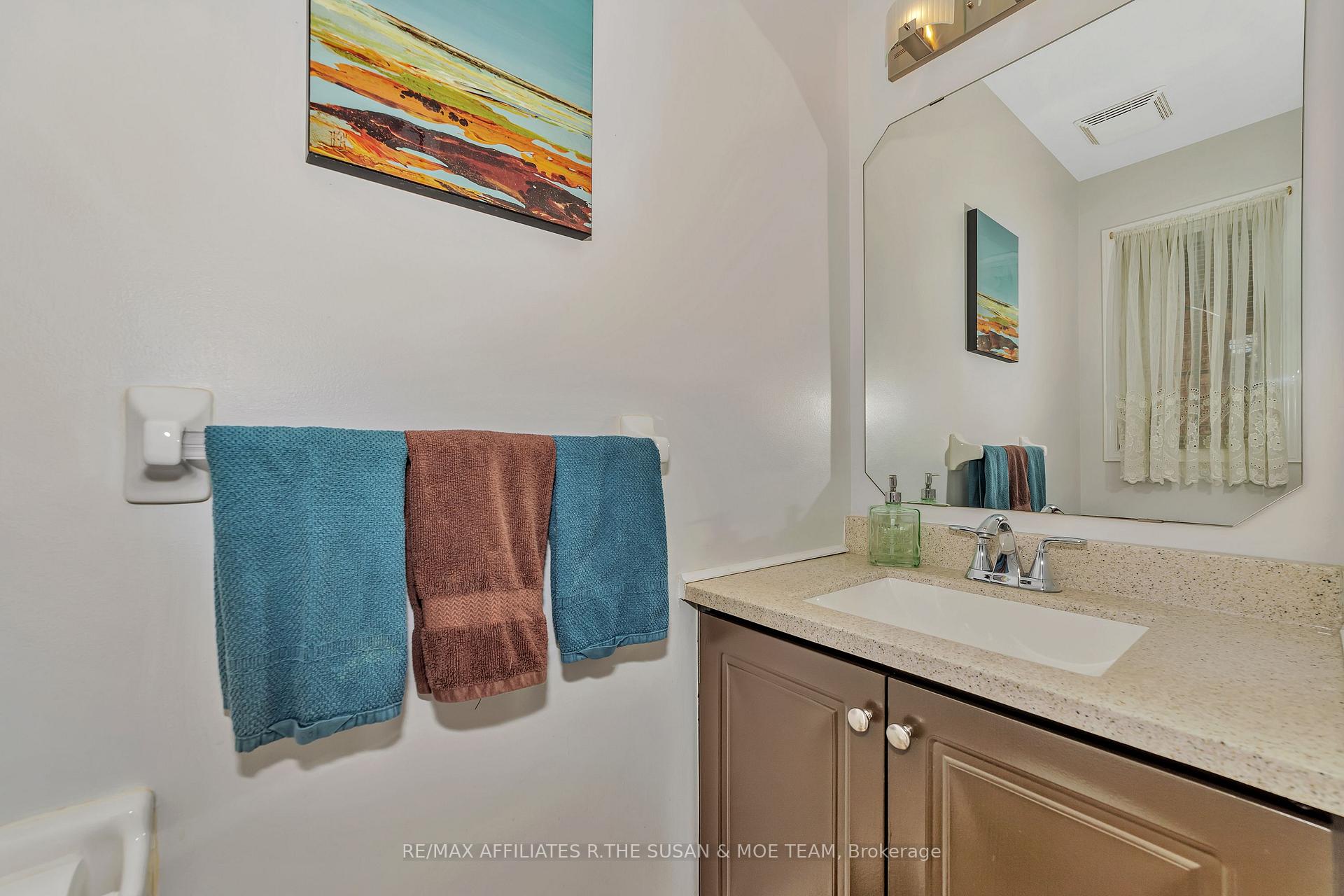 Photo 15 of 28 Hemlo Crescent, Ottawa, Kanata - Kanata Lakes/Heritage Hills — HOMEH