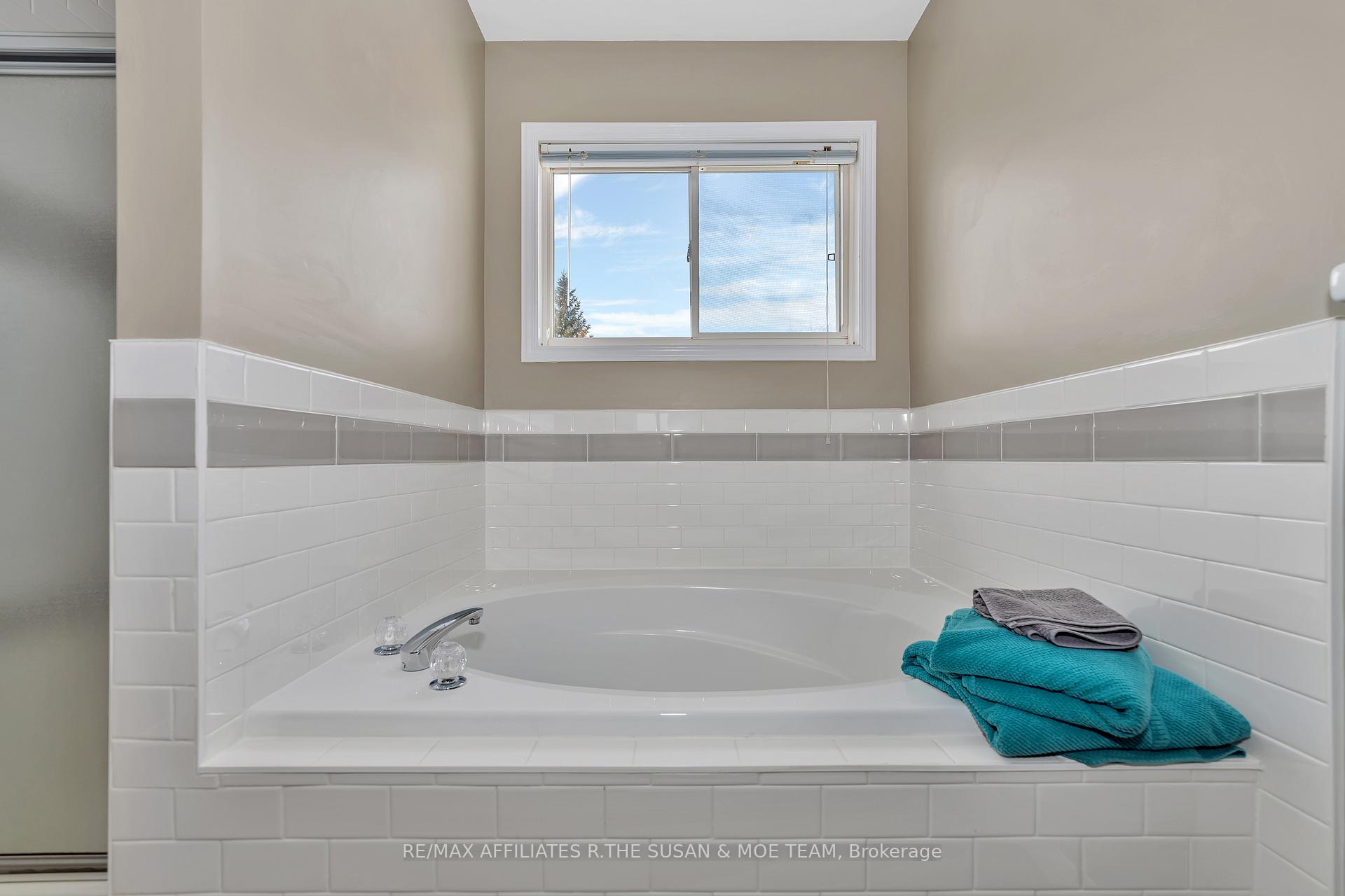 Photo 21 of 28 Hemlo Crescent, Ottawa, Kanata - Kanata Lakes/Heritage Hills — HOMEH