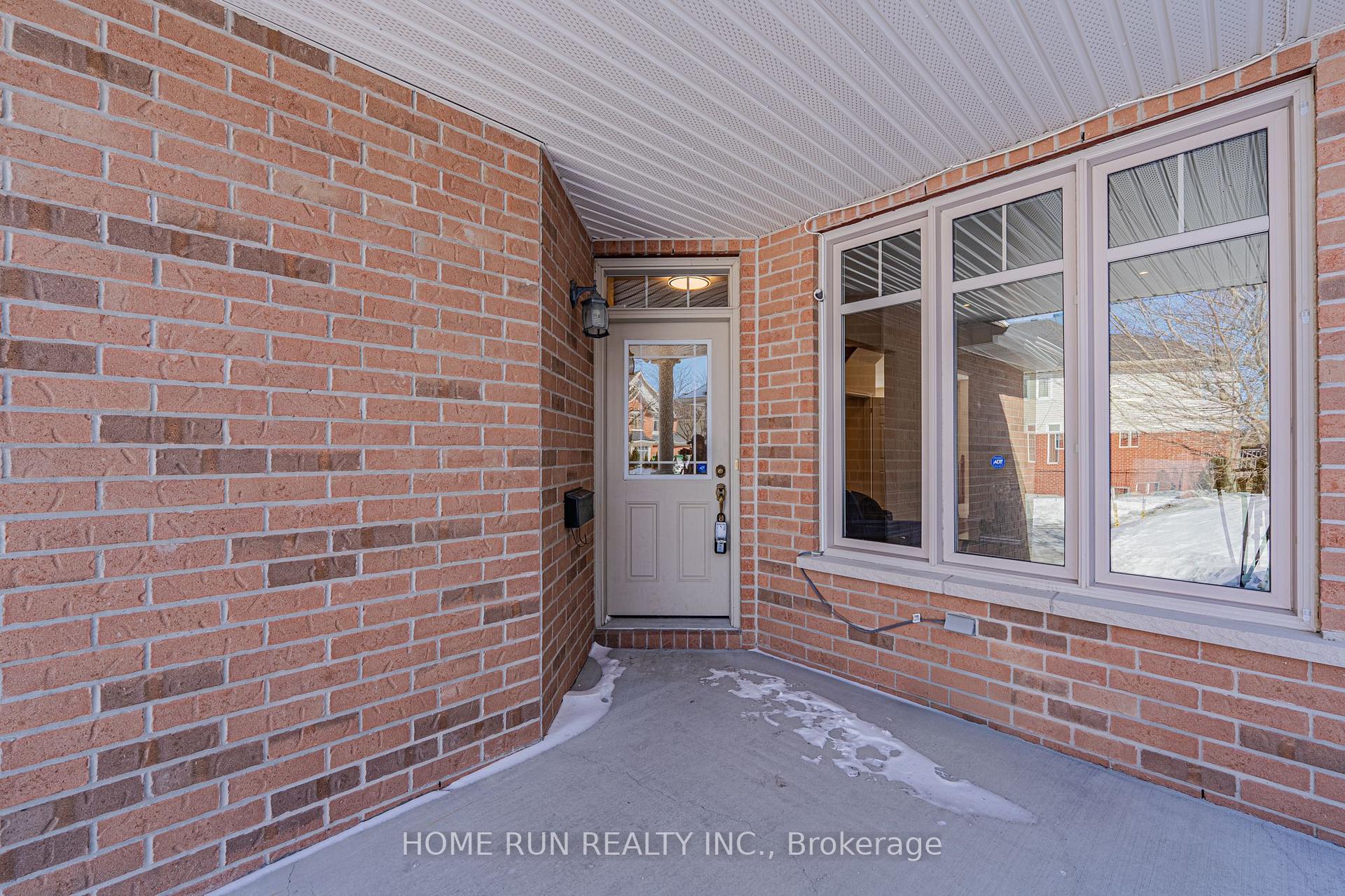 Photo 3 of 302 Laughlin Circle, Ottawa, Kanata - Kanata Lakes/Heritage Hills — HOMEH