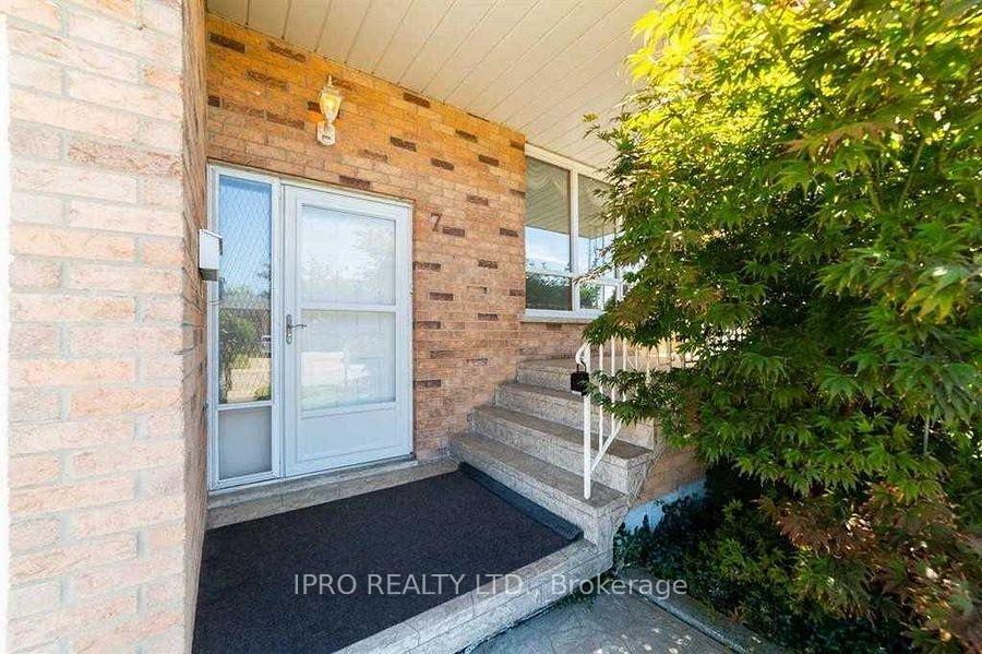 Photo 3 of Unit -Upper, 7 Capri Crescent, Hamilton, Stoney Creek — HOMEH