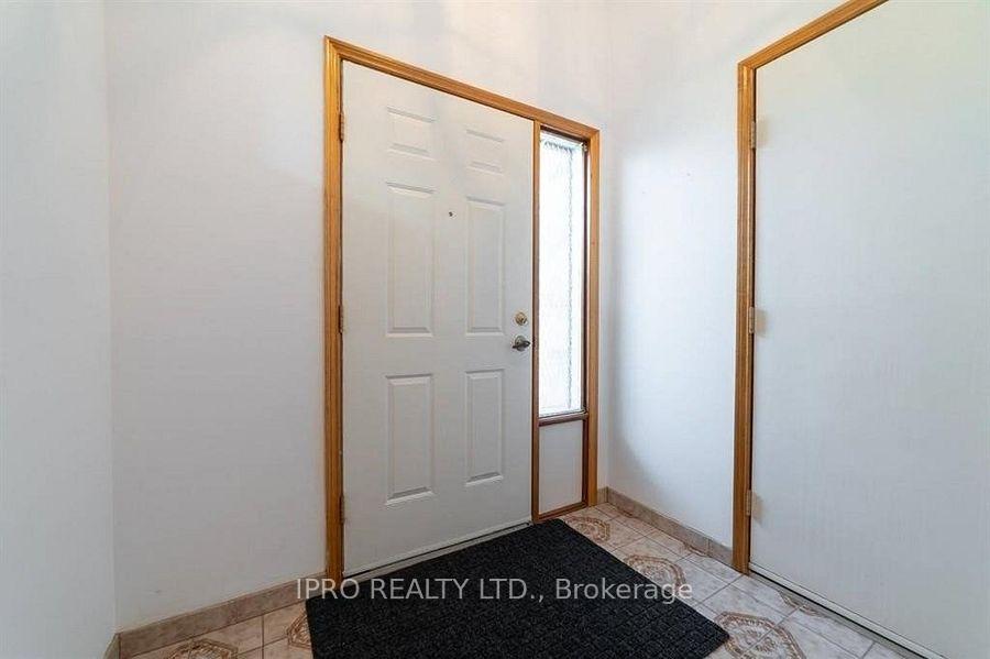 Photo 4 of Unit -Upper, 7 Capri Crescent, Hamilton, Stoney Creek — HOMEH