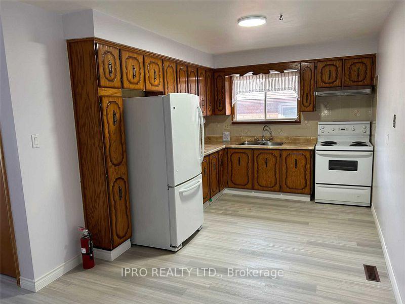 Photo 5 of Unit -Upper, 7 Capri Crescent, Hamilton, Stoney Creek — HOMEH