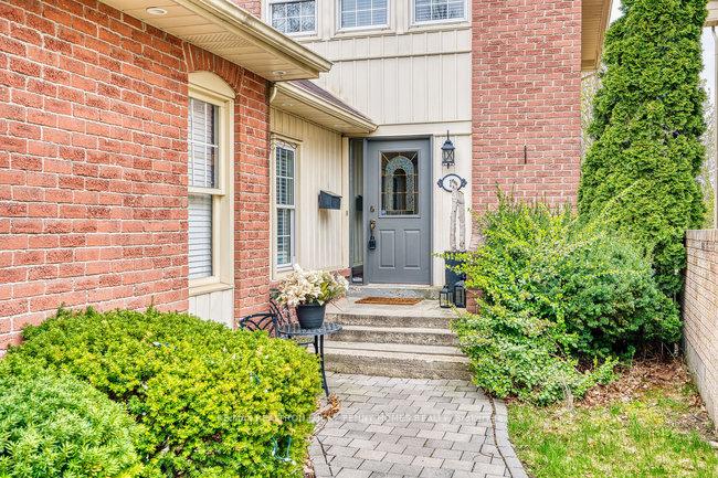 Photo 3 of 15 Redwood Lane, Markham, Unionville — HOMEH
