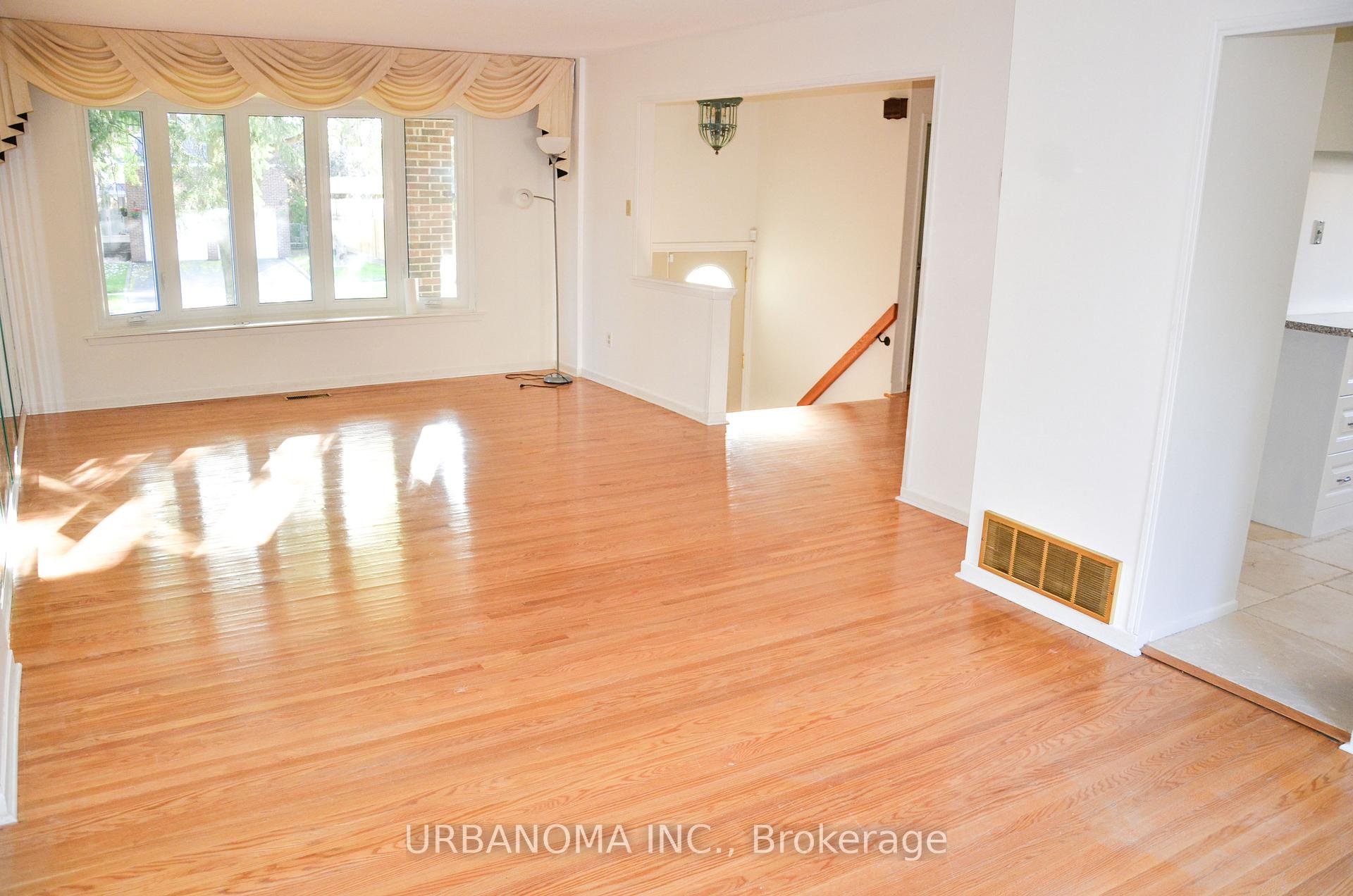 Photo 4 of 49 Baymark Road, Markham, Royal Orchard — HOMEH