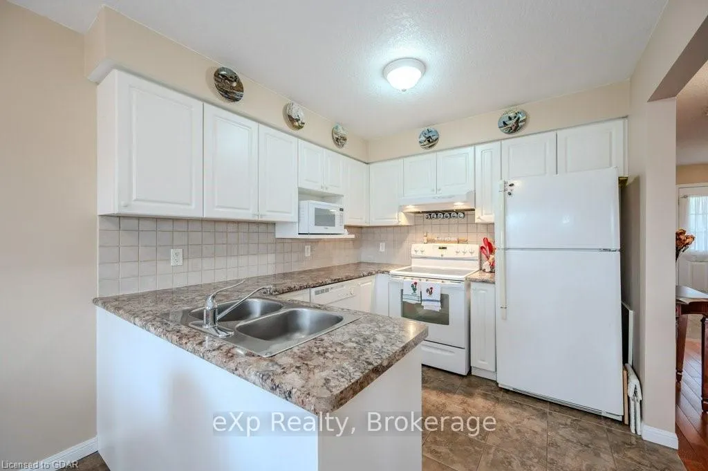 Photo 11 of 81 Windflower Drive, Kitchener — HOMEH