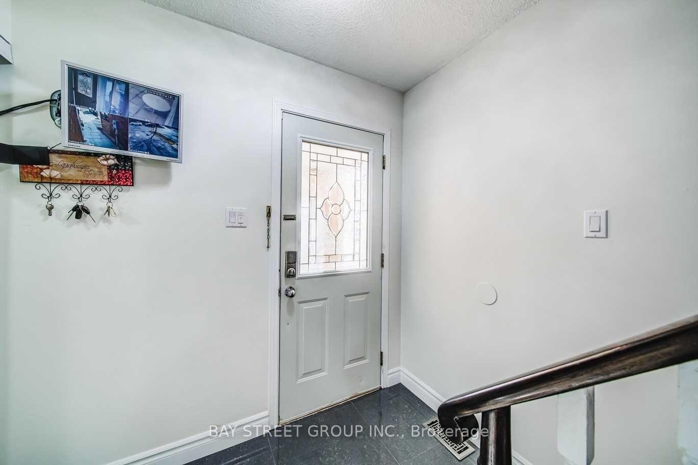 Photo 3 of 59 Ashmore Crescent, Markham, Milliken Mills East — HOMEH