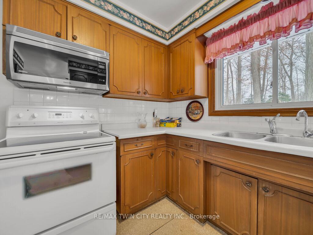 Photo 9 of 40 Idlewood Drive, Kitchener — HOMEH