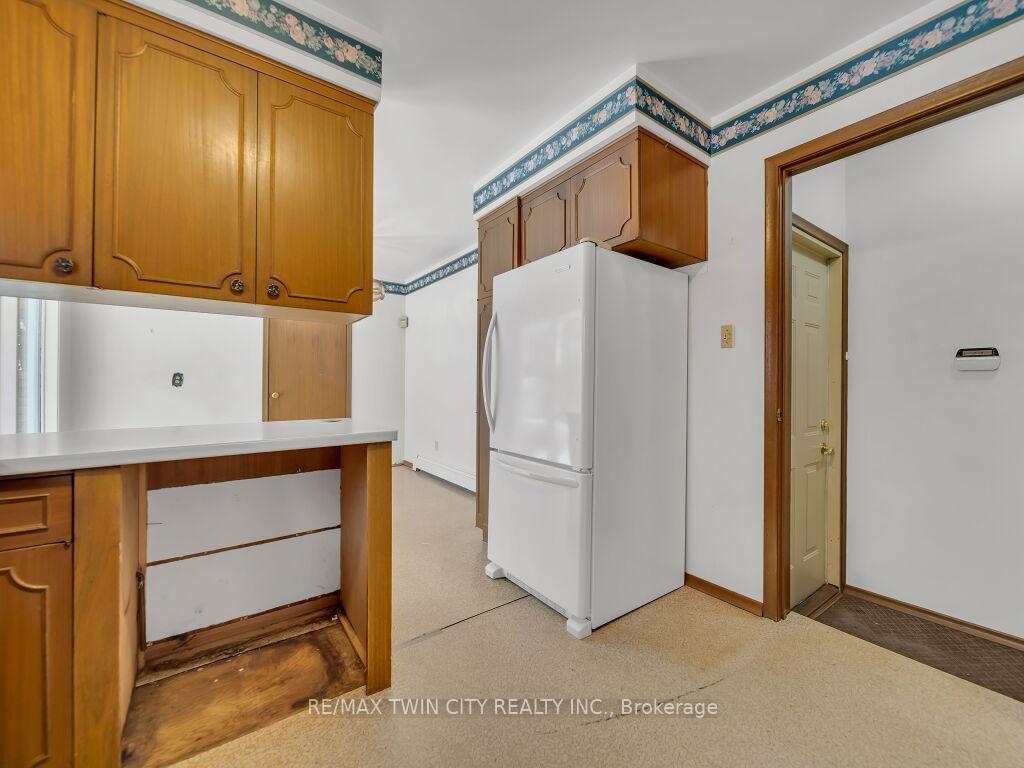 Photo 10 of 40 Idlewood Drive, Kitchener — HOMEH