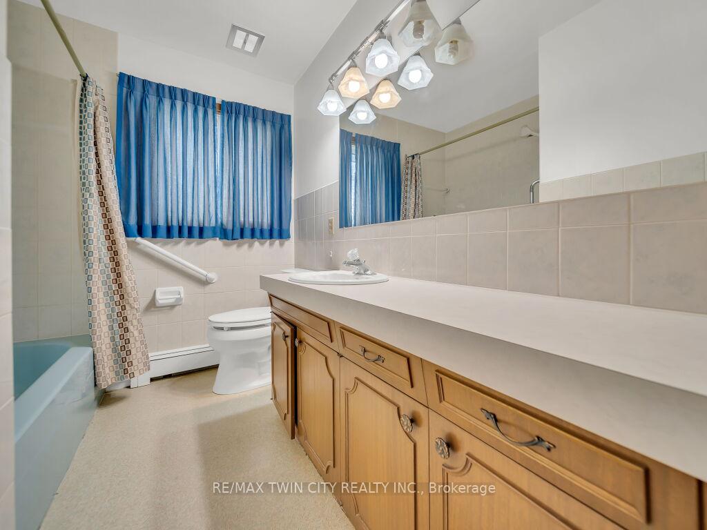 Photo 17 of 40 Idlewood Drive, Kitchener — HOMEH