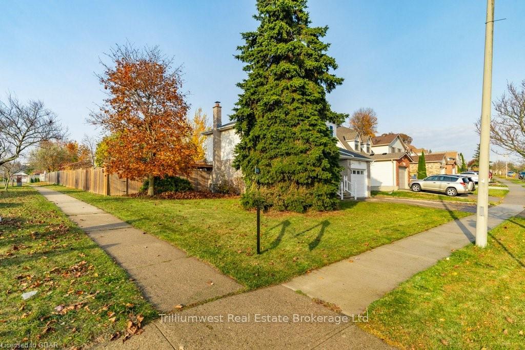 Photo 3 of 303 Misty Crescent, Kitchener — HOMEH