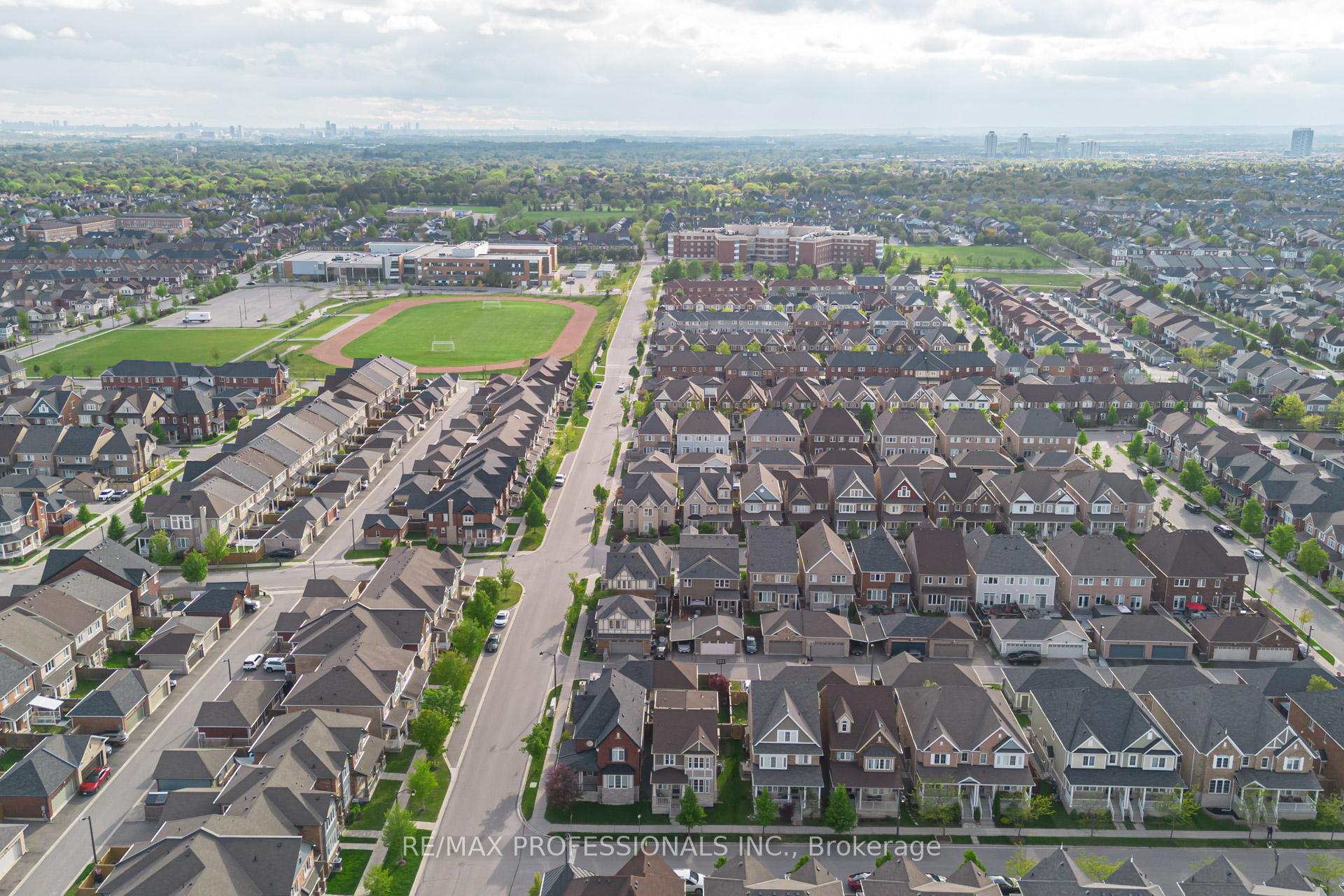 Photo 48 of 132 Cornwall Drive, Markham, Cornell — HOMEH