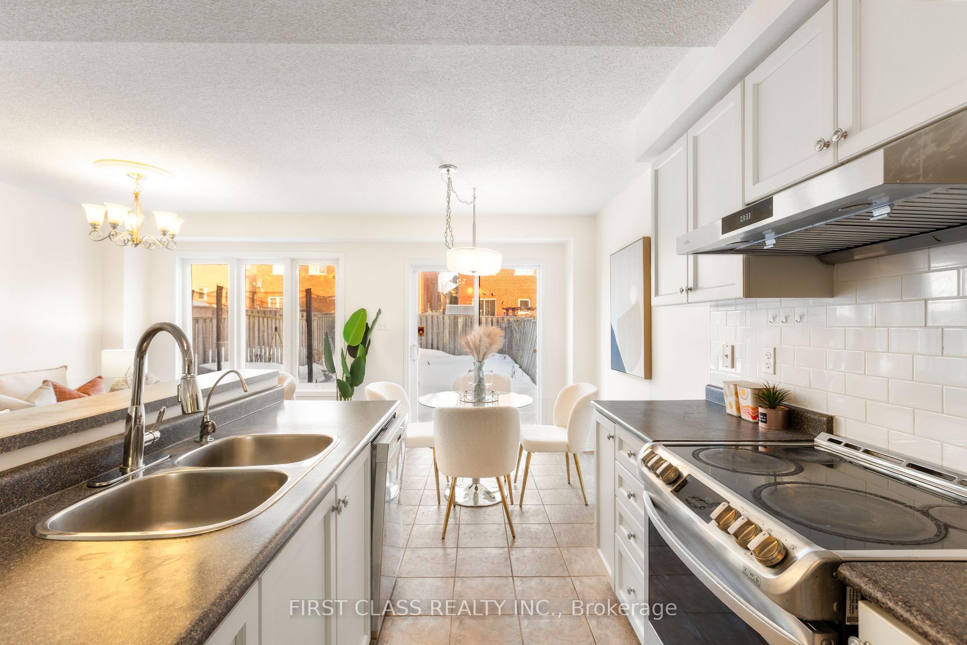Photo 3 of 26 Tara Crescent, Markham, Cedarwood — HOMEH
