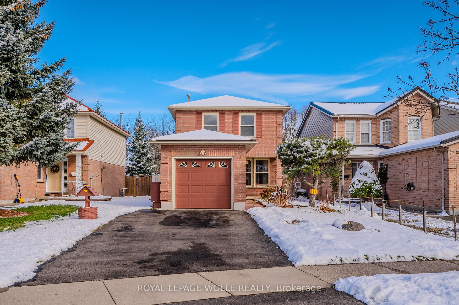 Photo 2 of 10 Fenwick Court, Kitchener — HOMEH