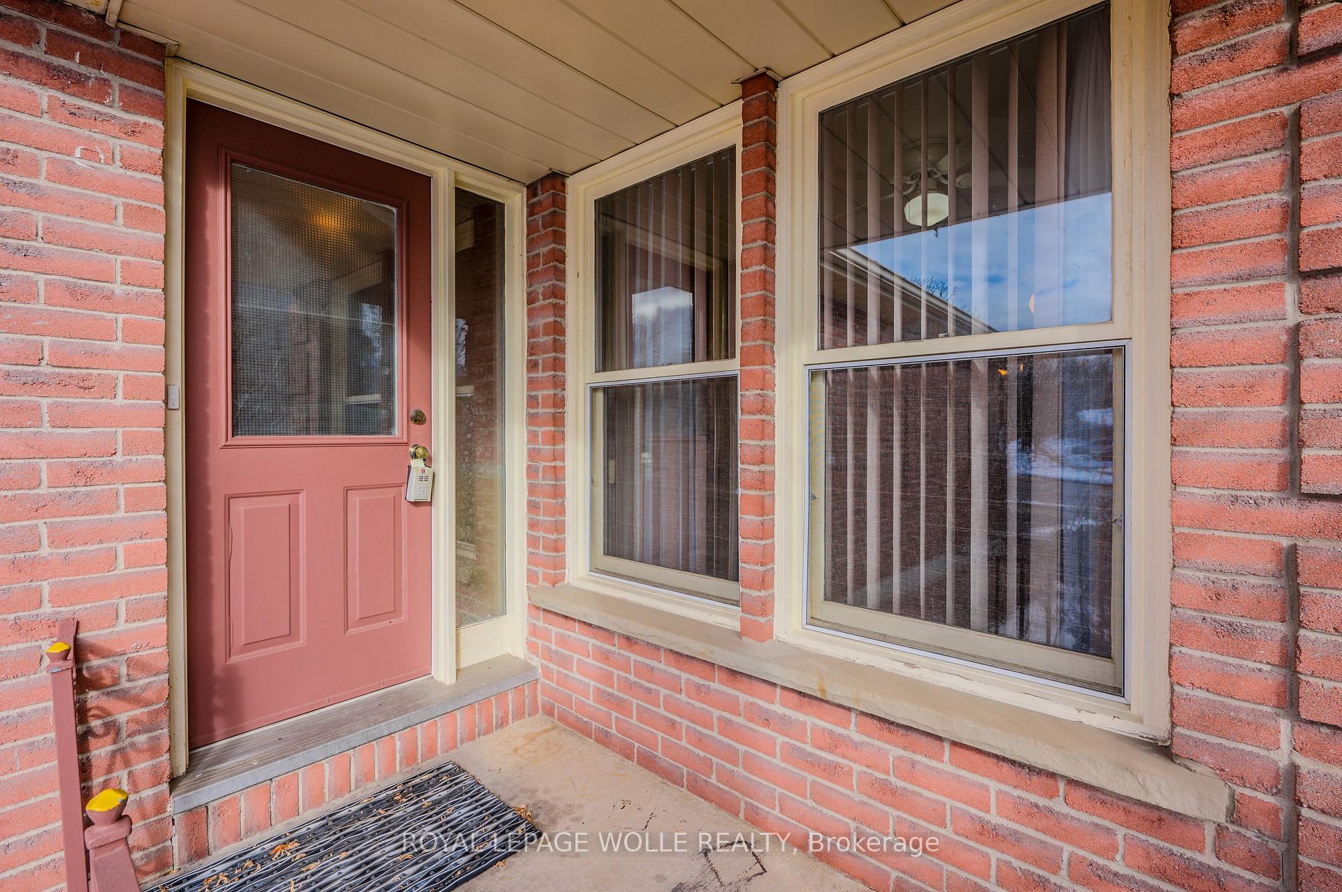 Photo 4 of 10 Fenwick Court, Kitchener — HOMEH