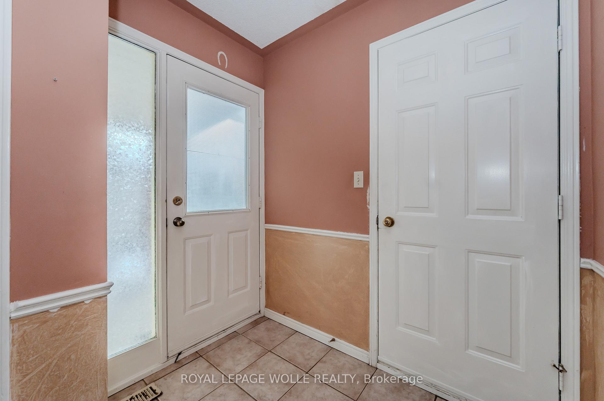 Photo 5 of 10 Fenwick Court, Kitchener — HOMEH