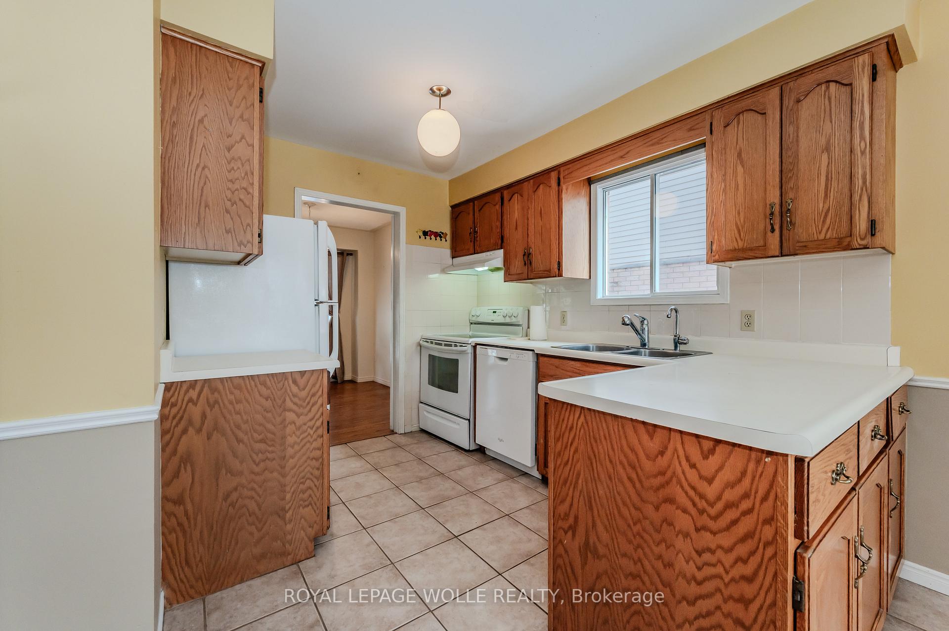 Photo 14 of 10 Fenwick Court, Kitchener — HOMEH