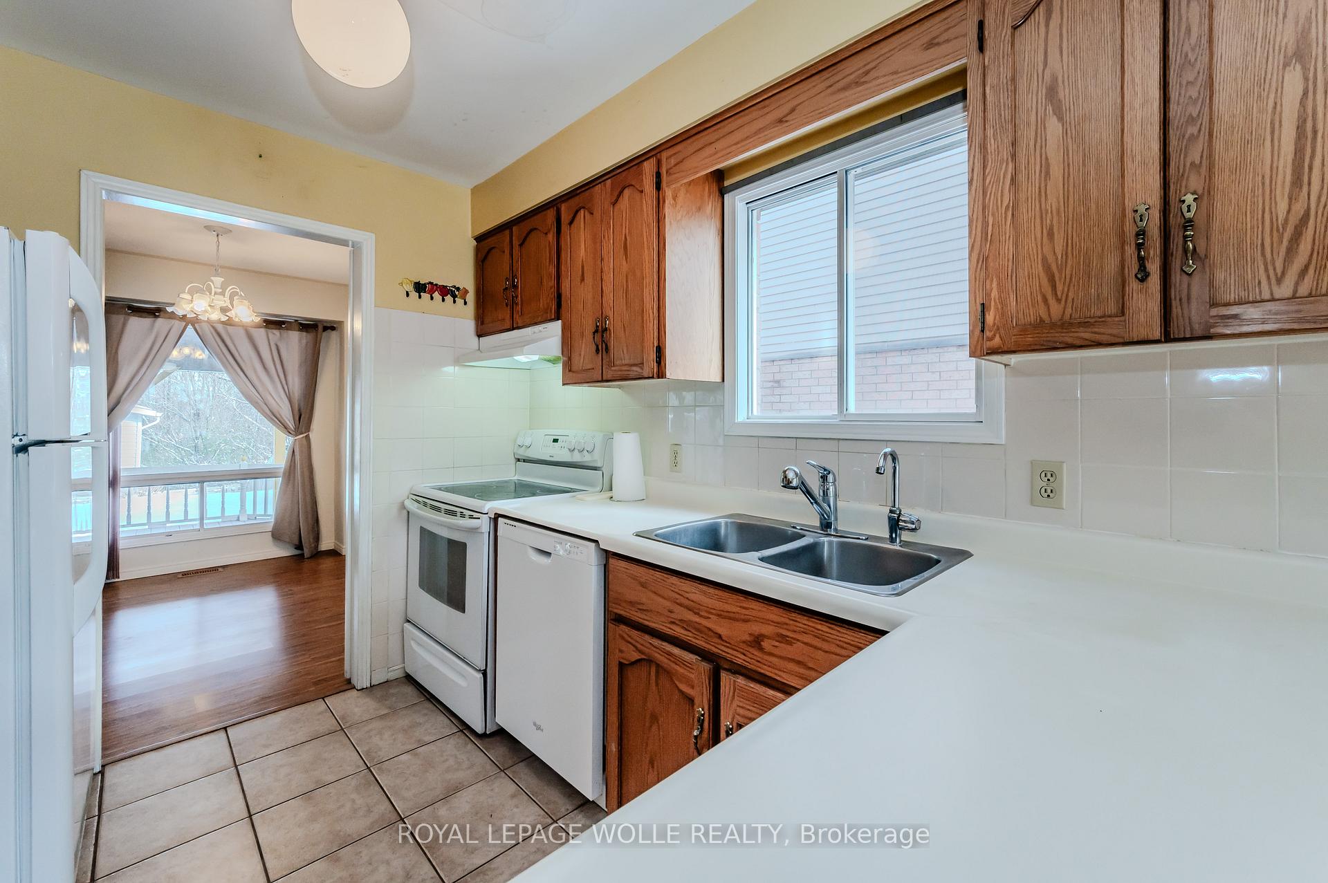 Photo 15 of 10 Fenwick Court, Kitchener — HOMEH