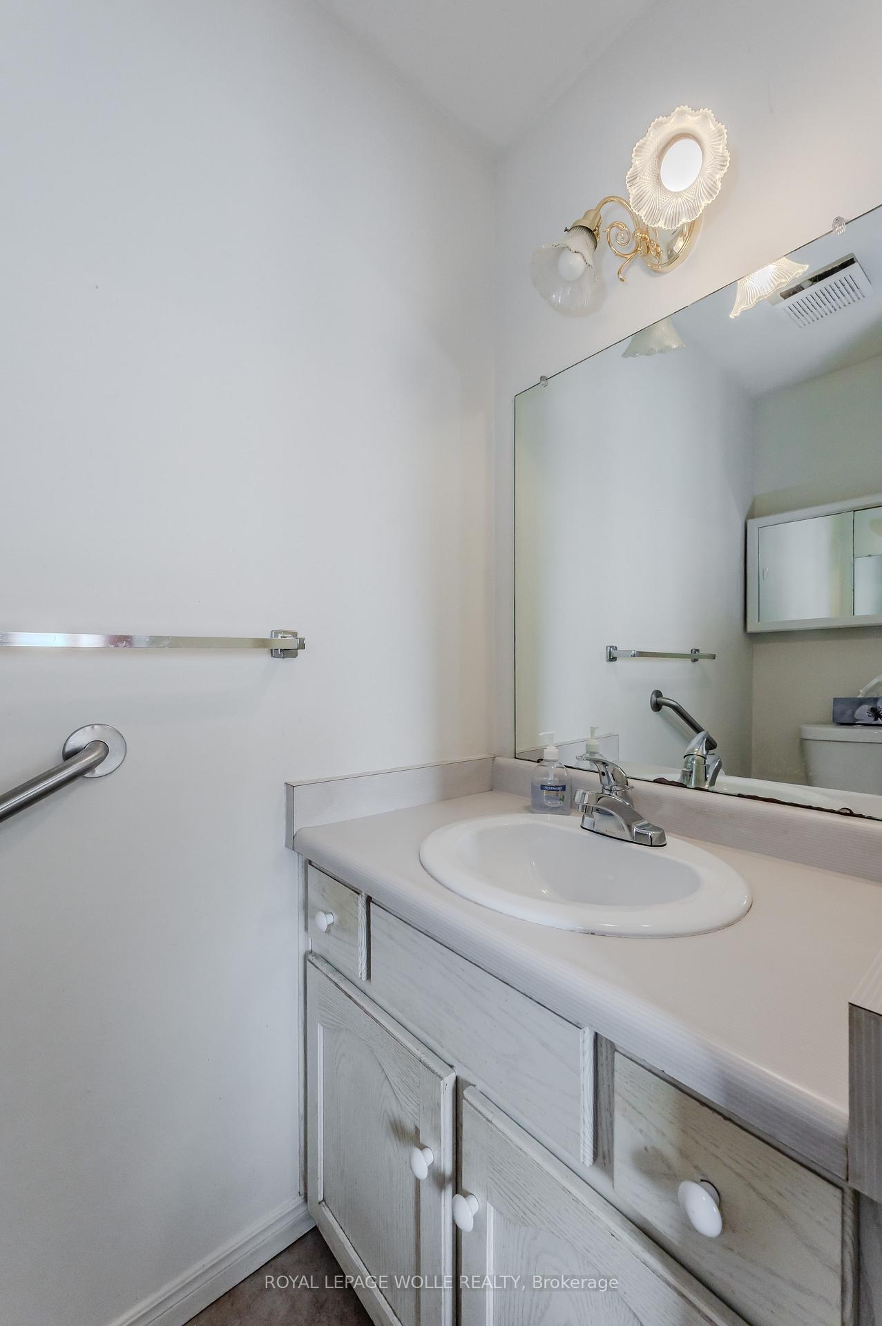 Photo 18 of 10 Fenwick Court, Kitchener — HOMEH