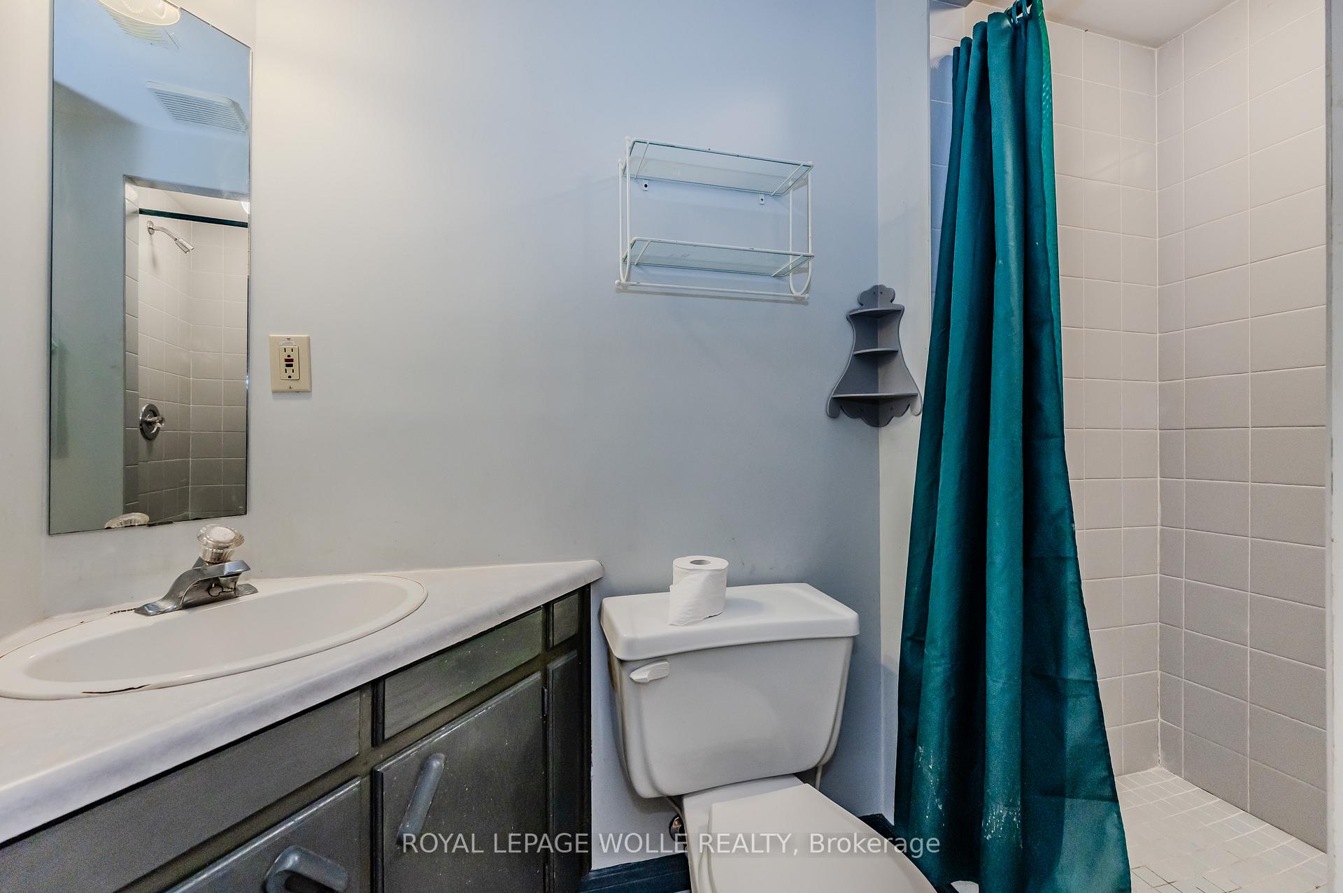 Photo 32 of 10 Fenwick Court, Kitchener — HOMEH