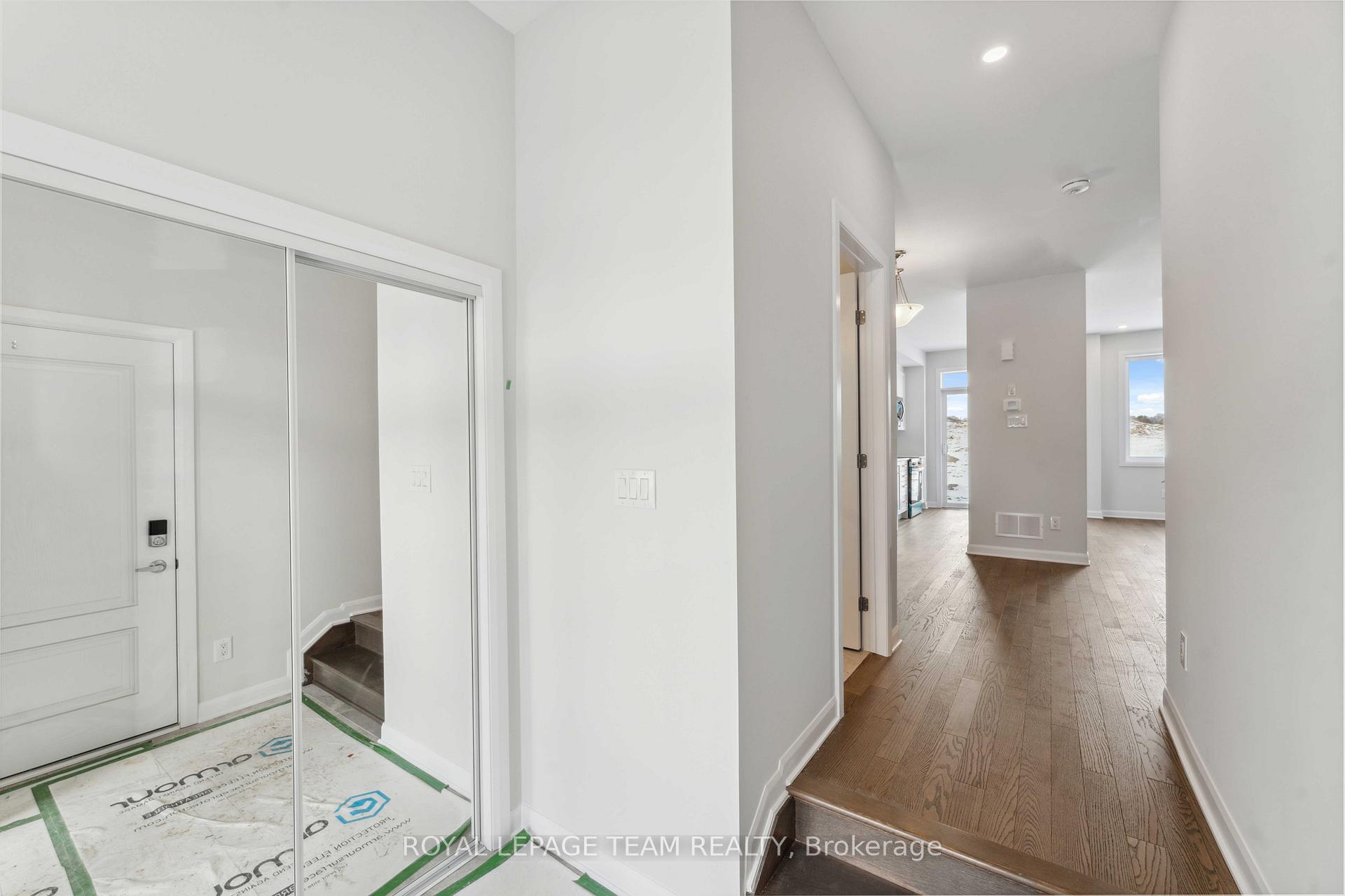 Photo 3 of 136 Invention Boulevard, Ottawa, Kanata - Morgan's Grant/South March — HOMEH
