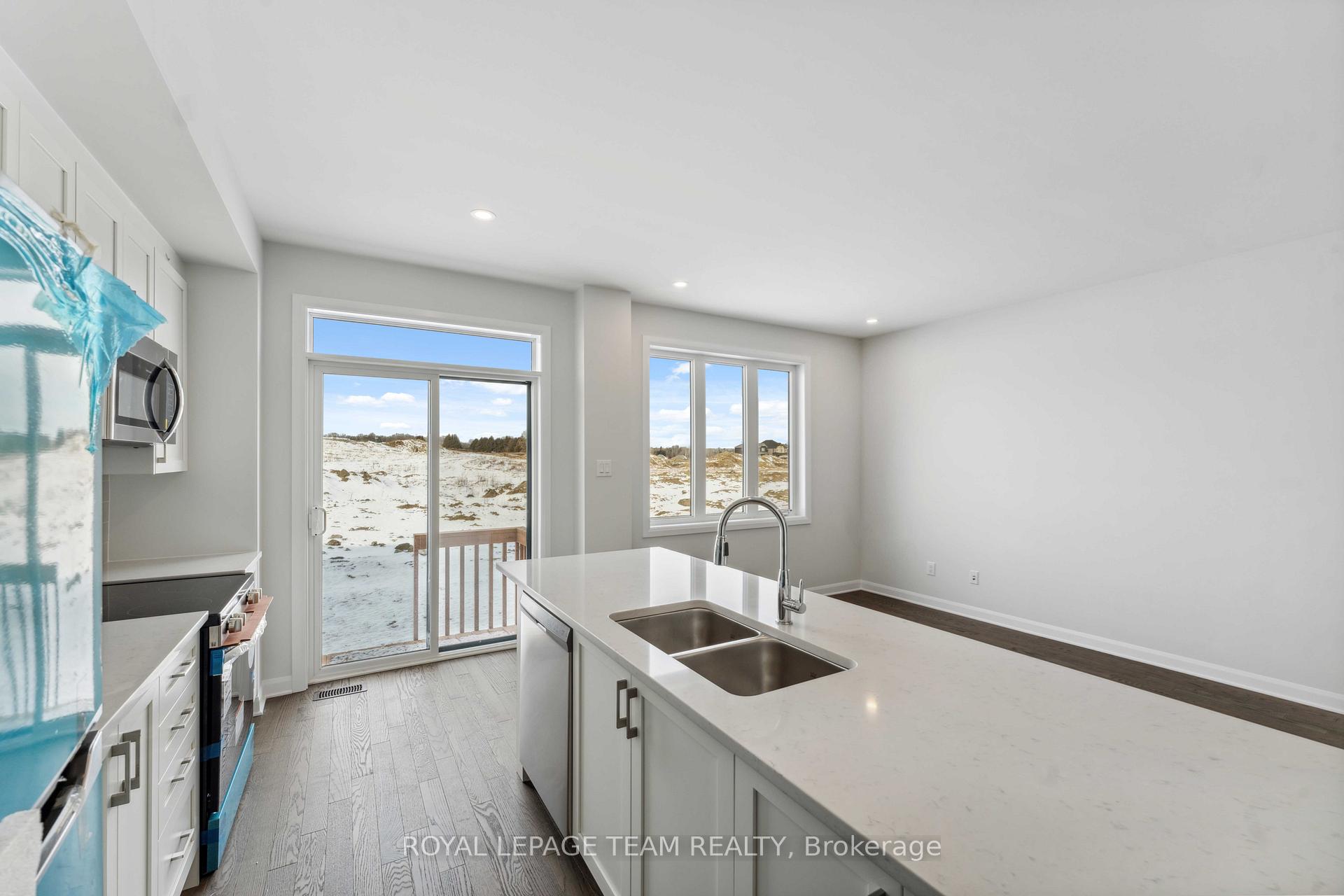 Photo 7 of 136 Invention Boulevard, Ottawa, Kanata - Morgan's Grant/South March — HOMEH