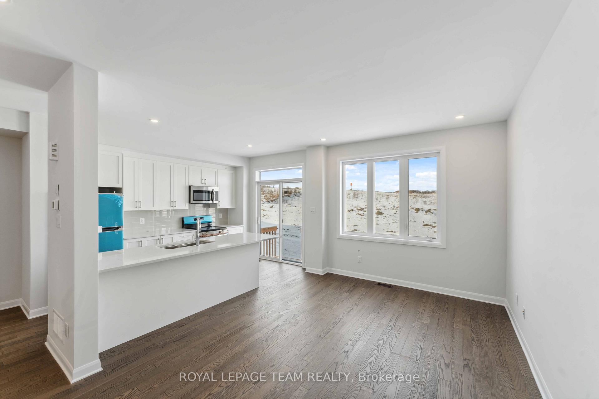 Photo 8 of 136 Invention Boulevard, Ottawa, Kanata - Morgan's Grant/South March — HOMEH