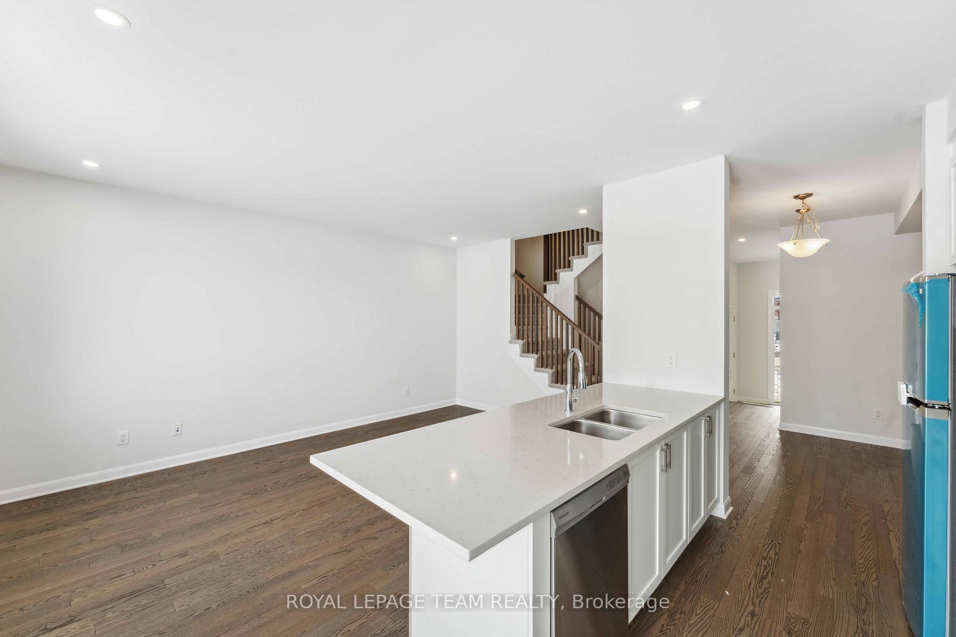 Photo 13 of 136 Invention Boulevard, Ottawa, Kanata - Morgan's Grant/South March — HOMEH