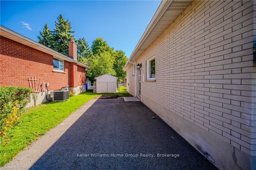 Photo 33 of 49 Strathcona Crescent, Kitchener — HOMEH
