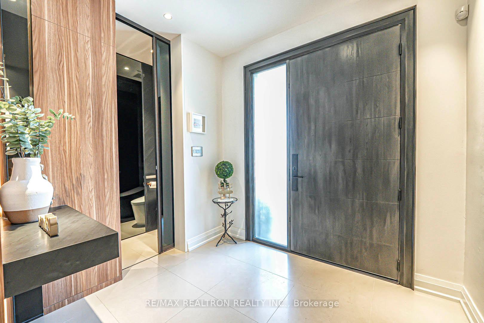 Photo 2 of 19 Duke Of Cornwall Drive, Markham, Victoria Square — HOMEH