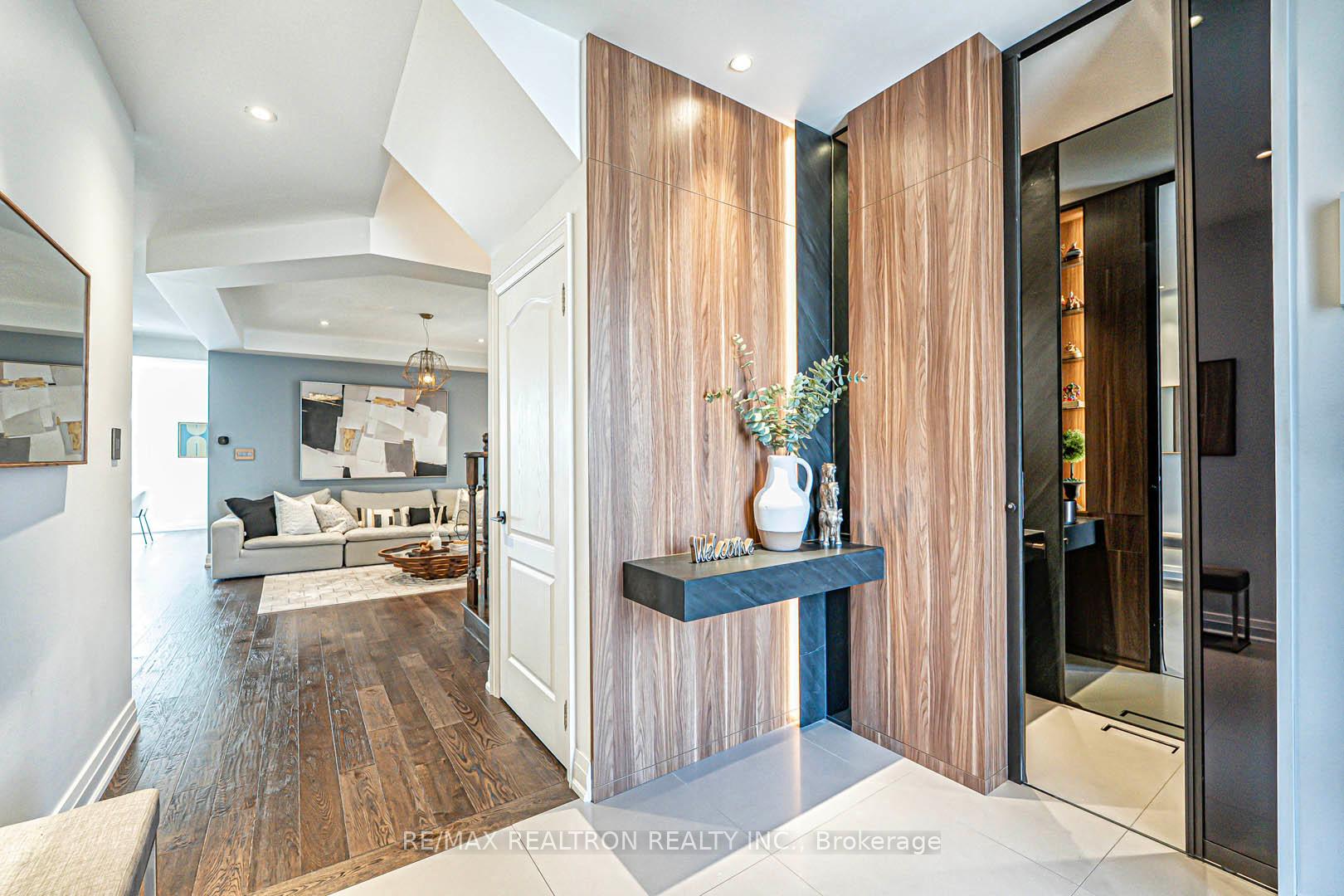 Photo 3 of 19 Duke Of Cornwall Drive, Markham, Victoria Square — HOMEH