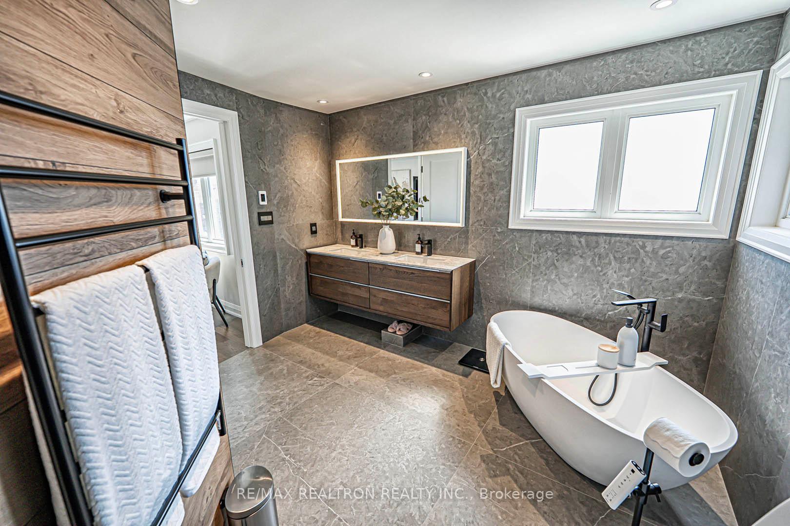 Photo 23 of 19 Duke Of Cornwall Drive, Markham, Victoria Square — HOMEH