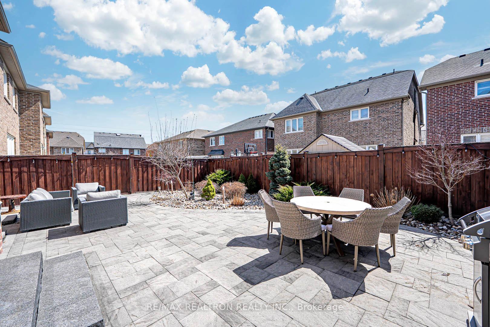 Photo 38 of 19 Duke Of Cornwall Drive, Markham, Victoria Square — HOMEH