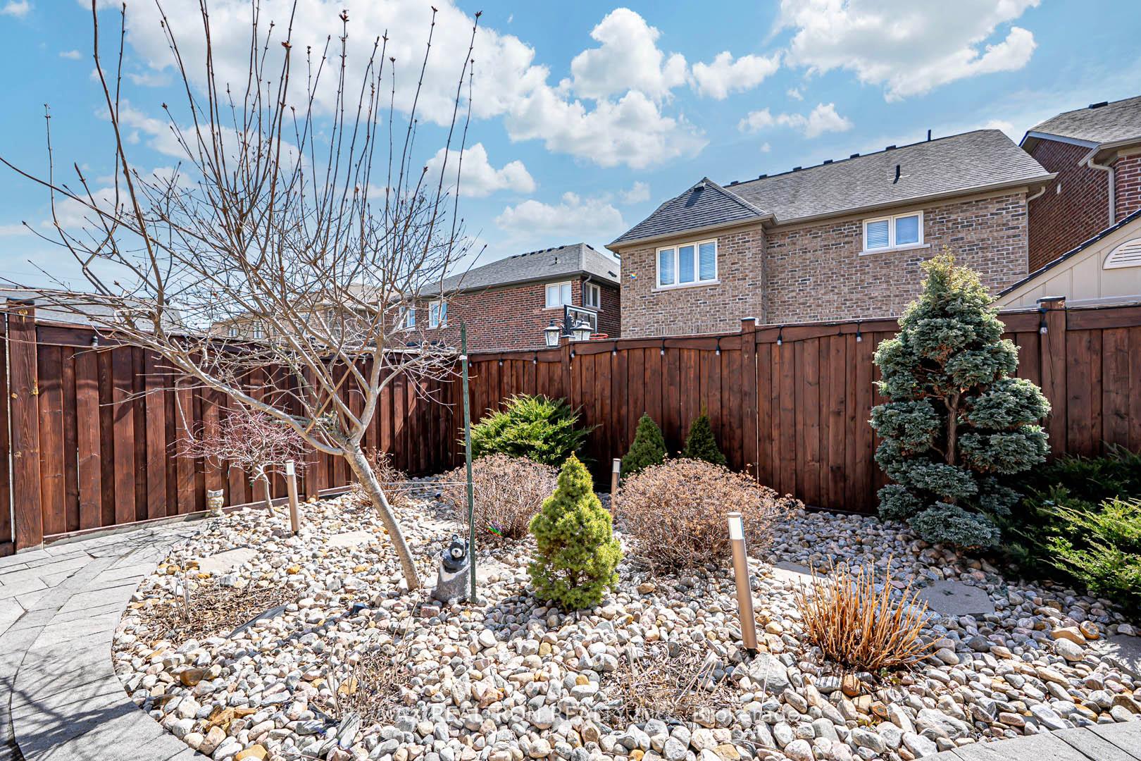 Photo 39 of 19 Duke Of Cornwall Drive, Markham, Victoria Square — HOMEH